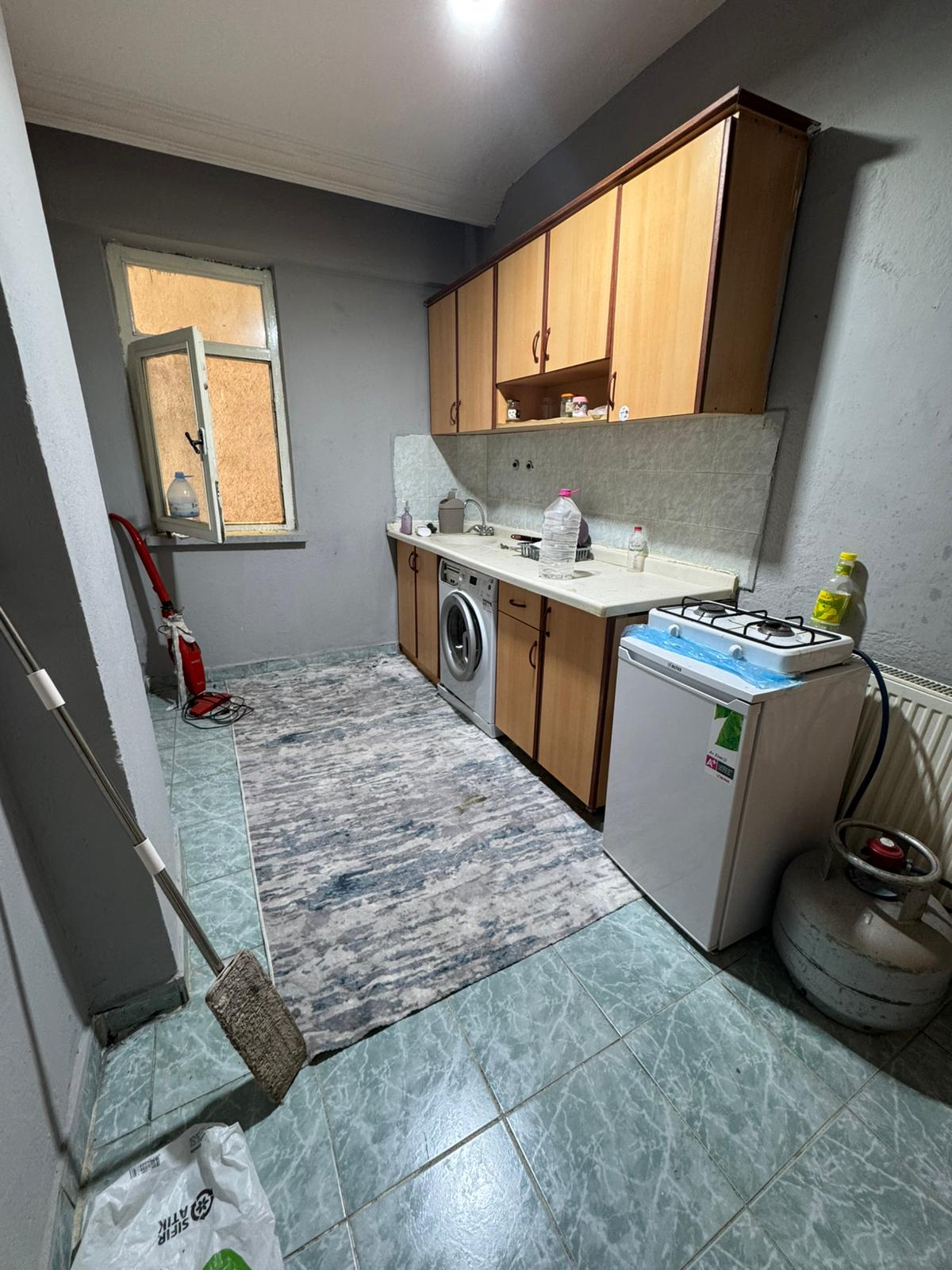 EŞYALI KİRALIK APART  FENARİ MAHALLESİNDE   ÇARŞI MERKEZDE  1+1 GENİŞ  BAGIMSIZ MUTFAK  BALKON MEVCUT 