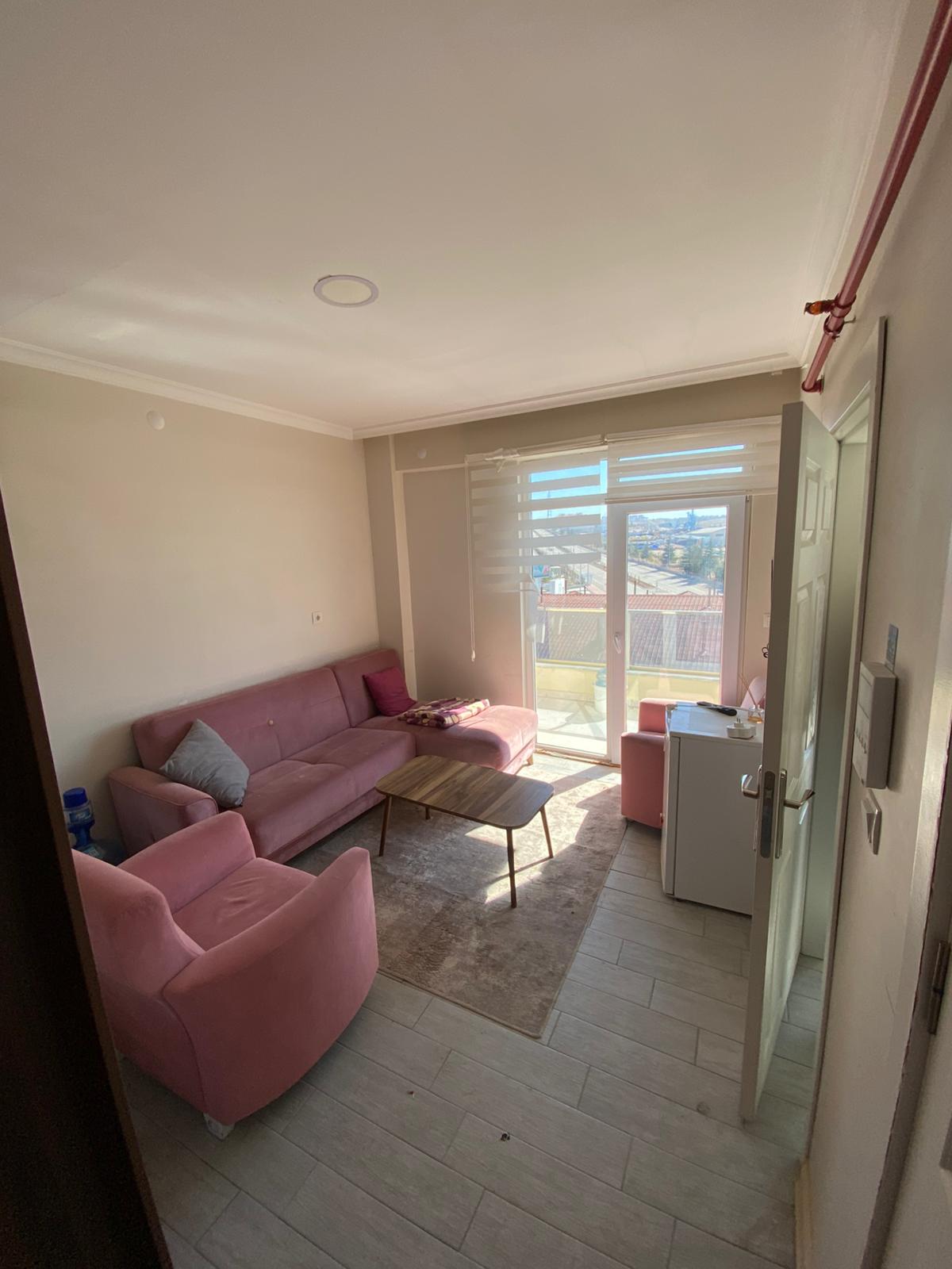 1+1 GENİŞ  BALKONLU  ÜNİVERSİTE KARŞISINDA  SİTE İÇERİSİNDE YÖNETİMLİ