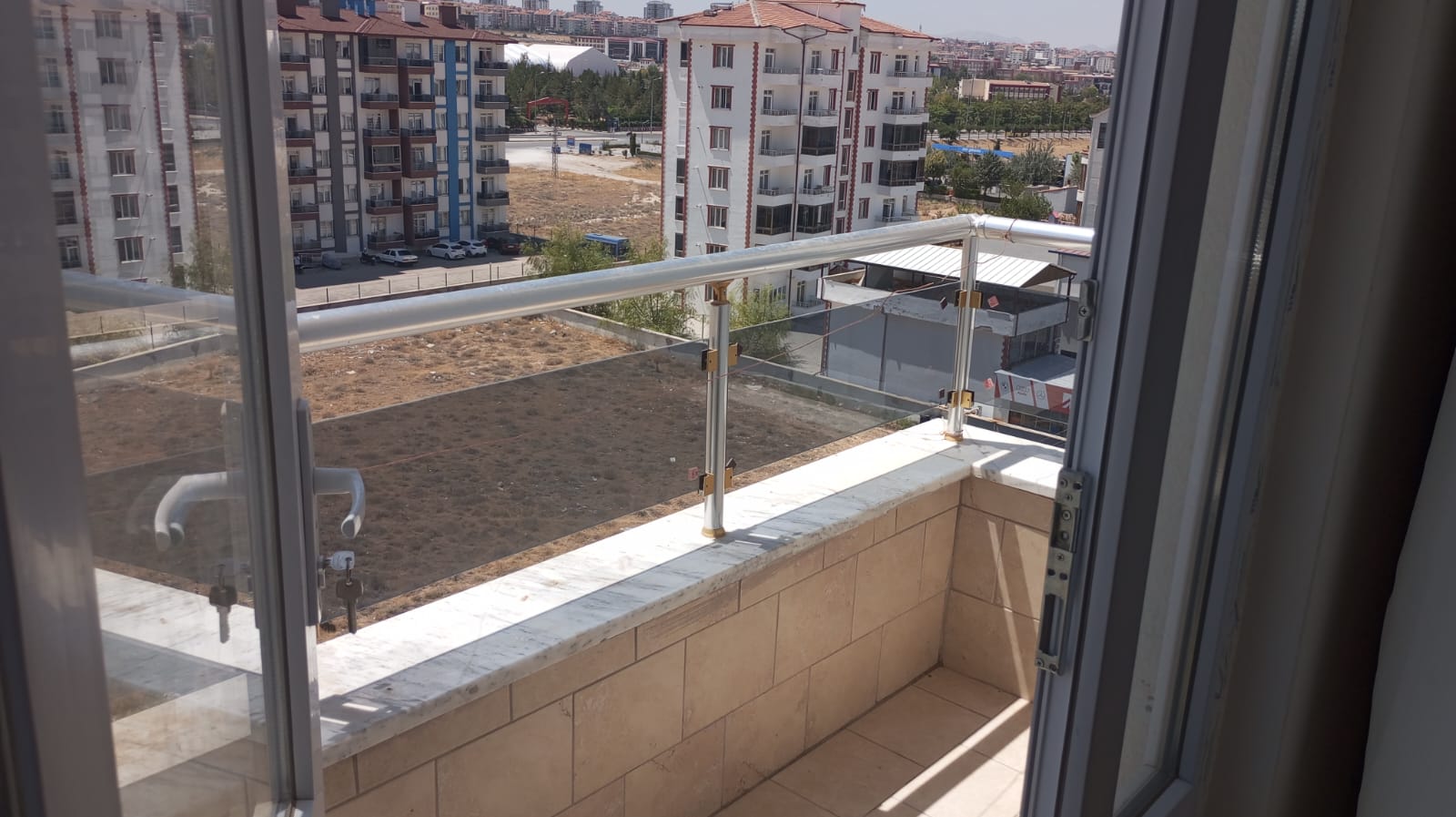 1+1 BALKONLU  SİTE İÇERİSİNDE YÖNETİMLİ  GÜNEY  CEPHE  5 KAT ARA KAT