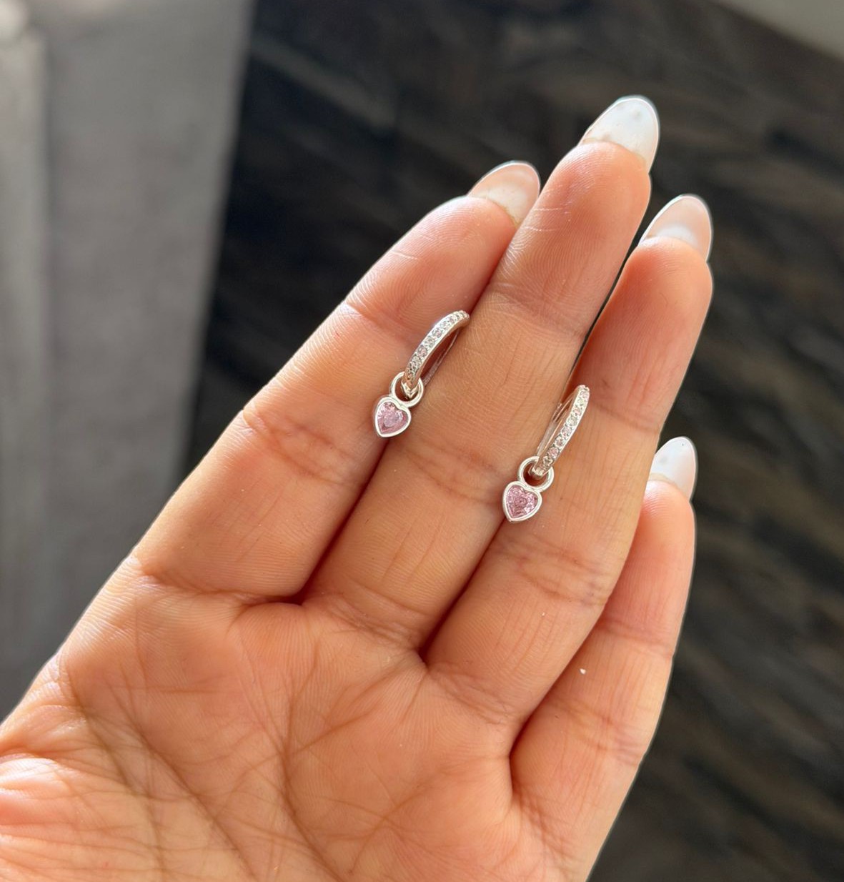 Aretes de plata con corazón rosa