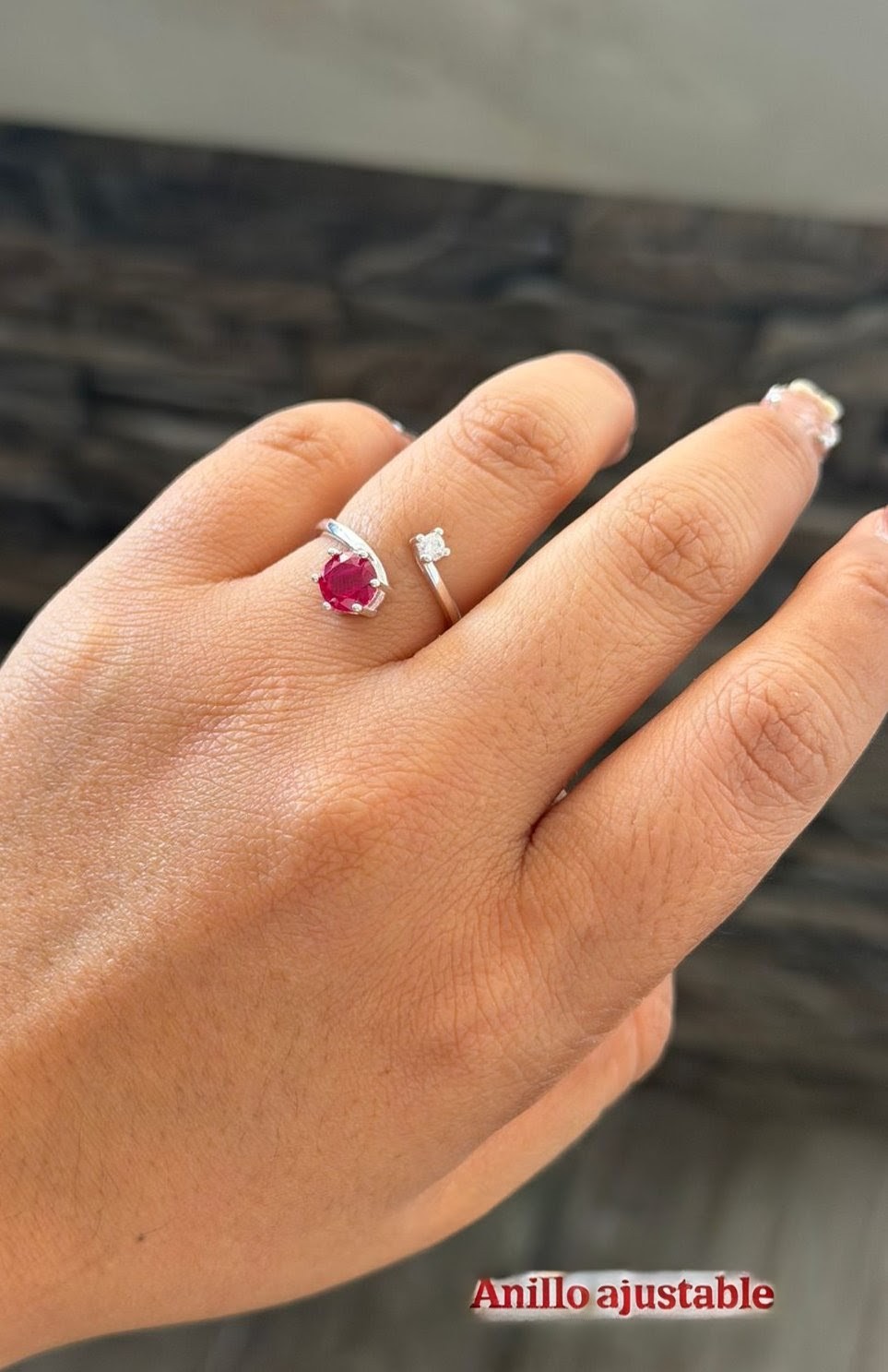 Anillo con piedra roja ajustable