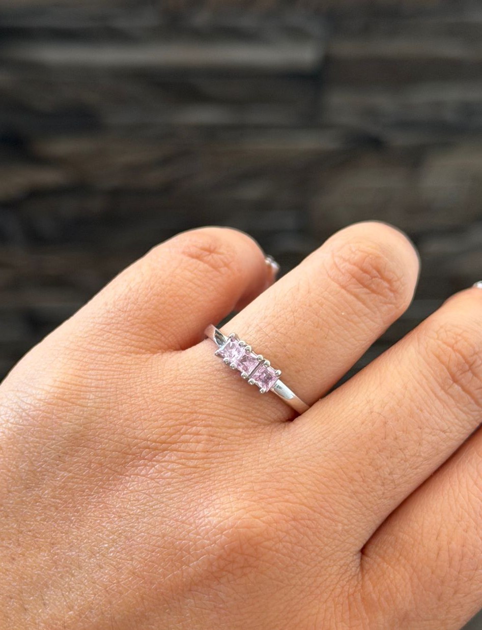 Anillo de plata con piedras rosas