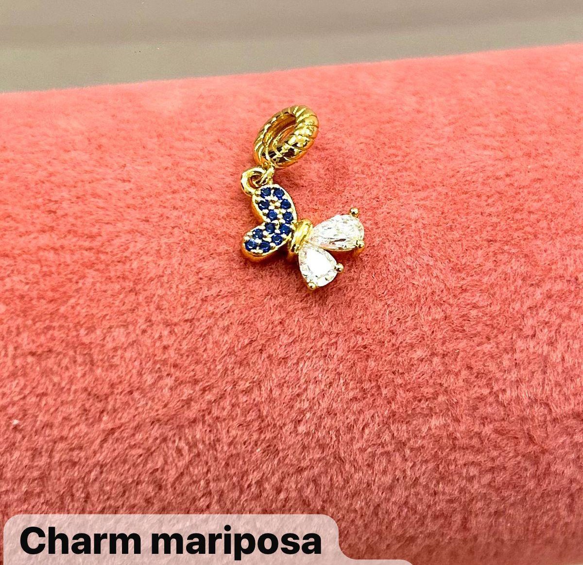 Charm mariposa dorado