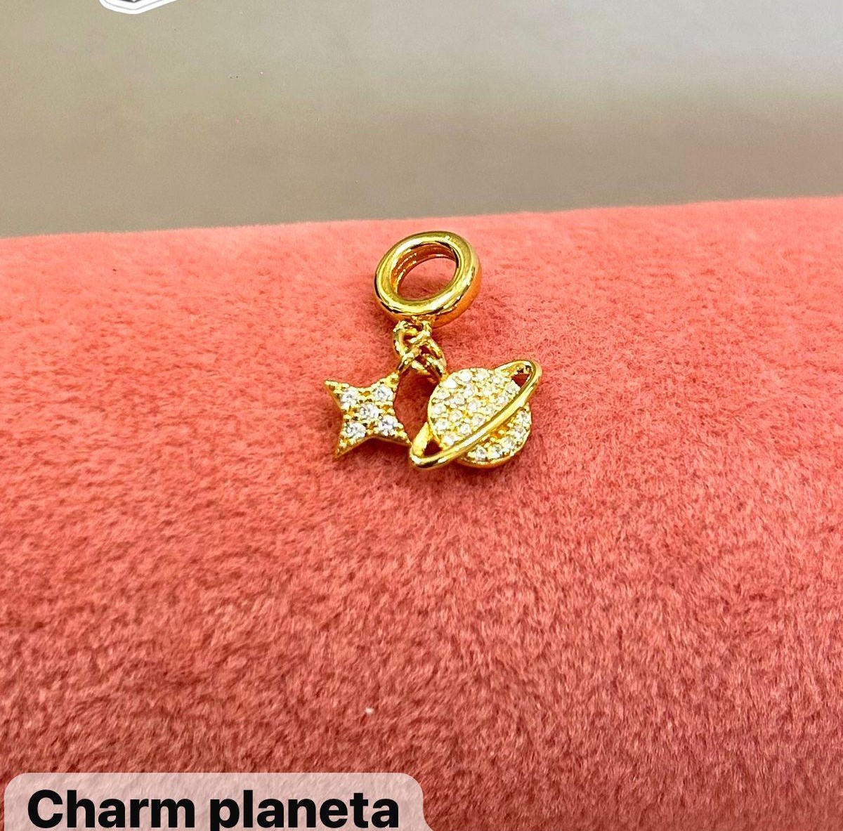 Charm planeta dorado