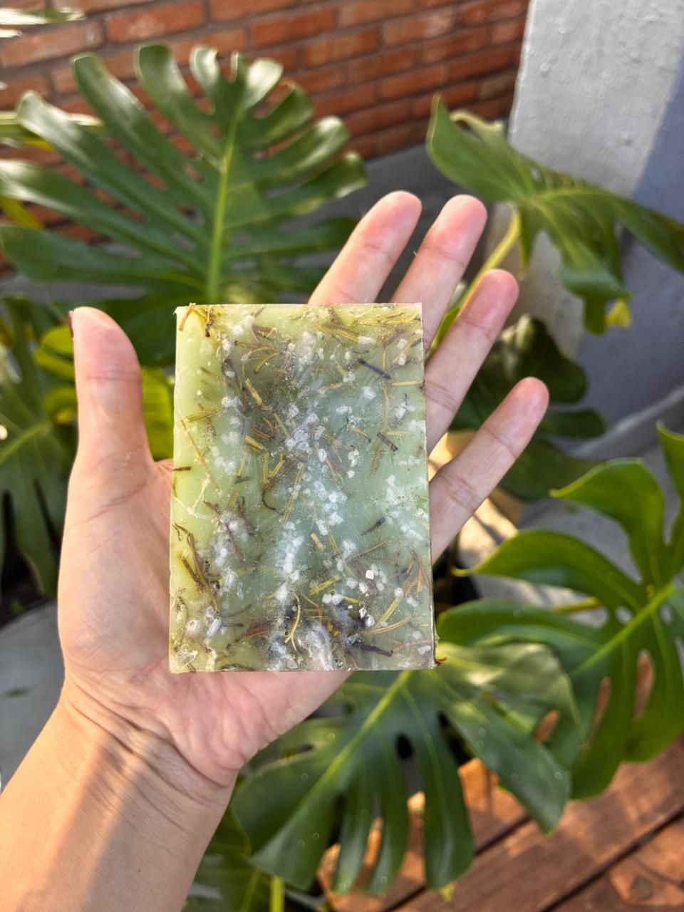 Sabonete Artesanal Alecrim com sal grosso - 130g