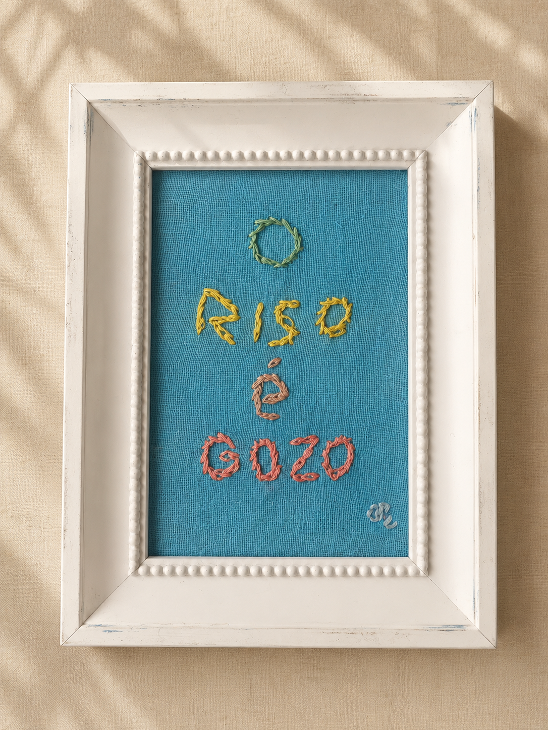 Broderie murale 'O Riso é Gozo'