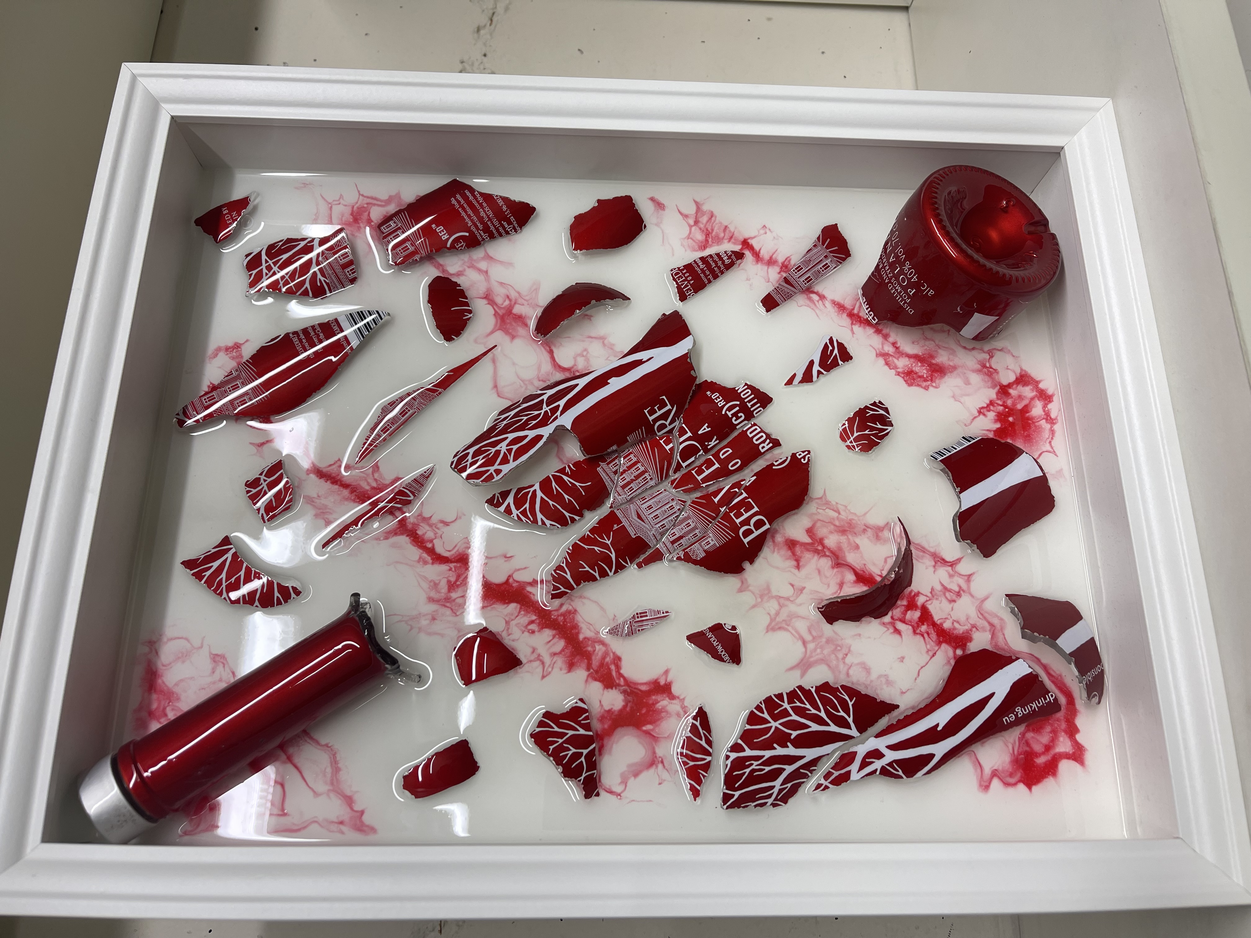 Quadri con bottiglia rotta