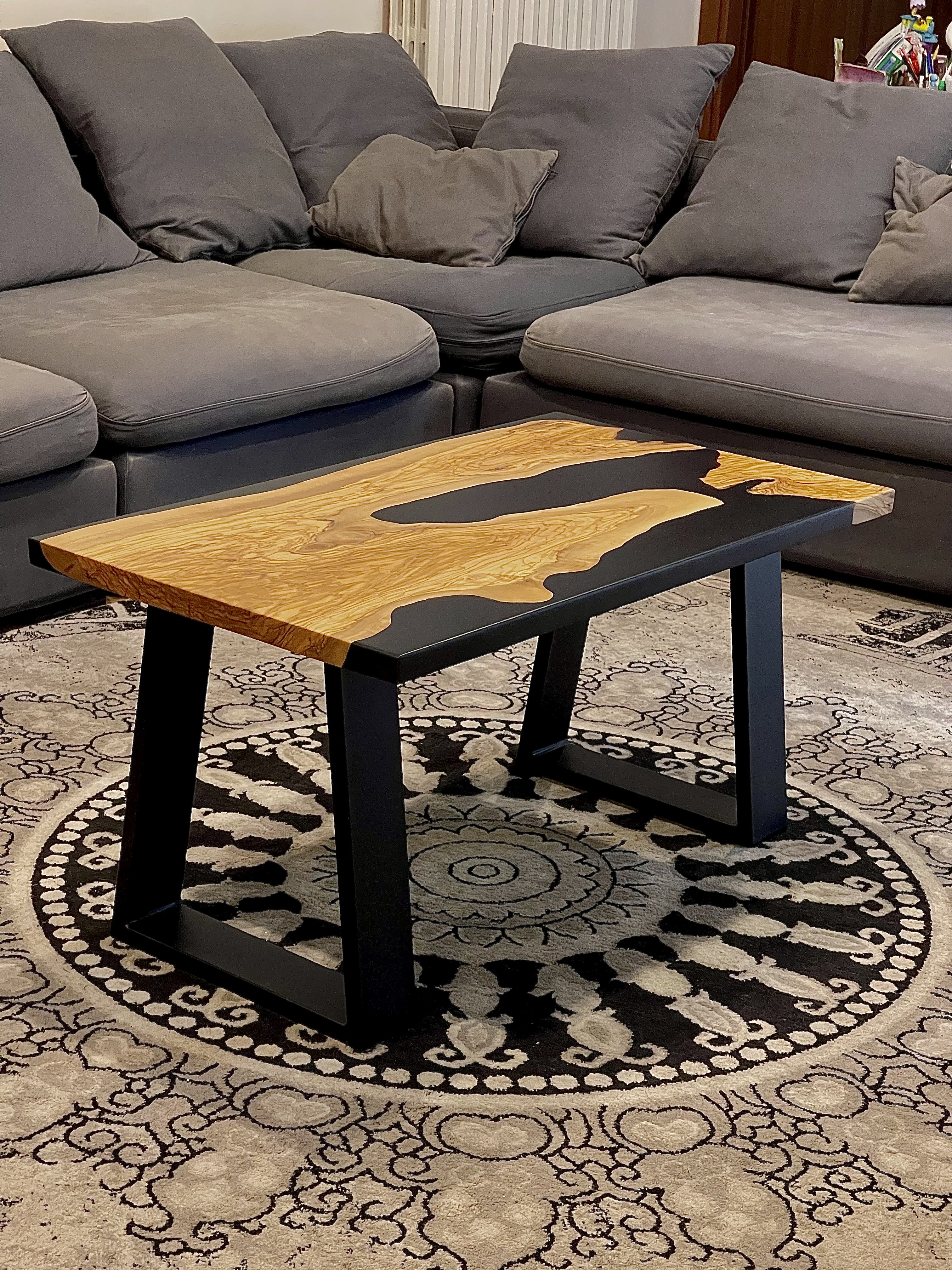 Tavolino da salotto ulivo e resina colorata