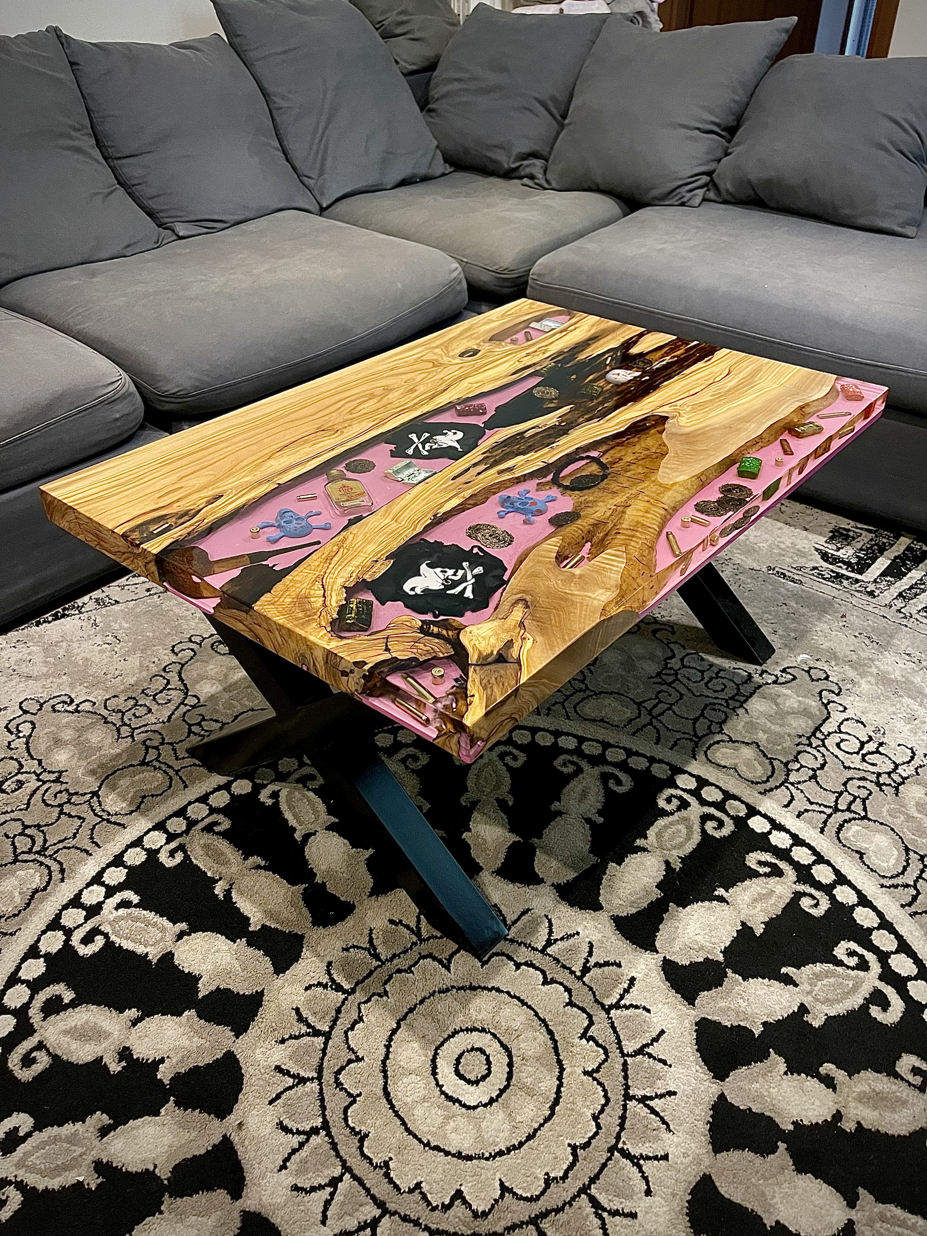 Tavolino da divano In ulivo e resina traspatente