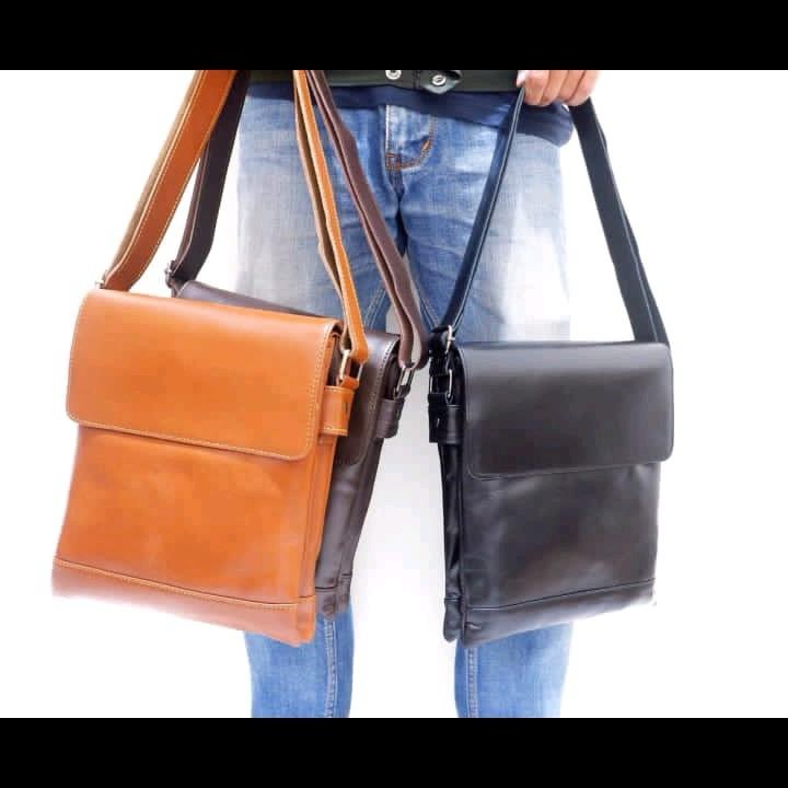 Tas Selempang Kulit Hitam