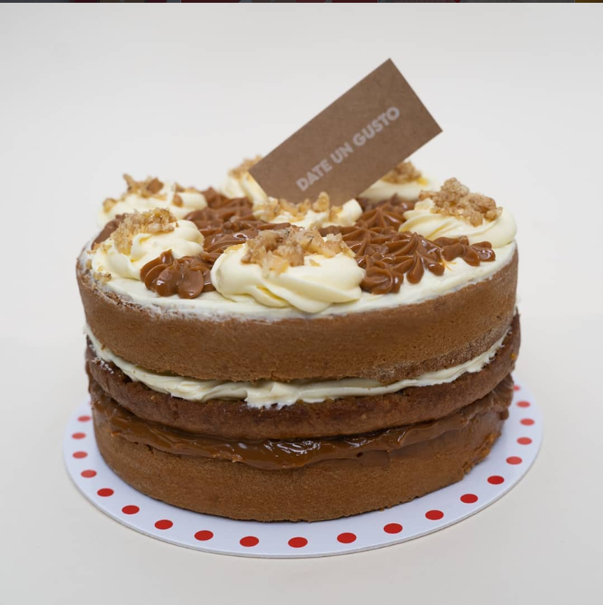 Carrot cake, con nueces, pasas, rellena en dos capas: manjarblanco y queso philadelphia