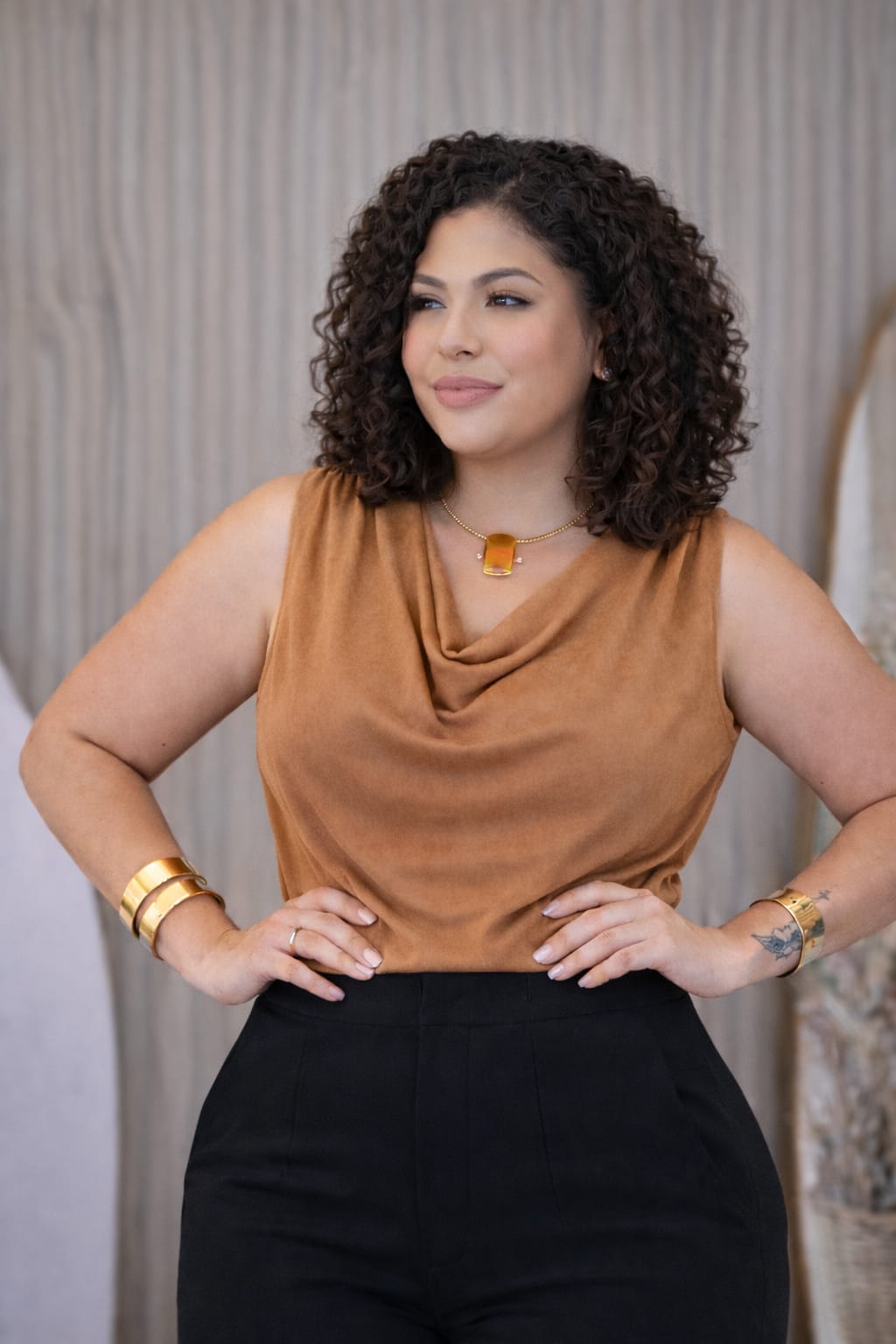 Blusa Feminina Plus Size em Suede – Gola Degagê Elegante | Cores Variadas veste do (46 ao 48)