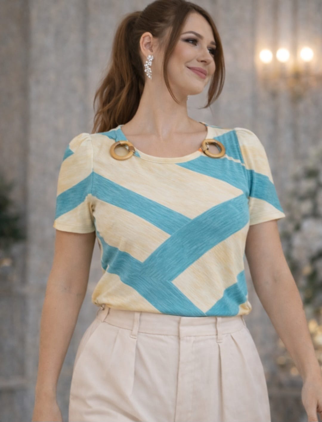 Blusa Social em Crepe Estampado com Detalhe Dourado