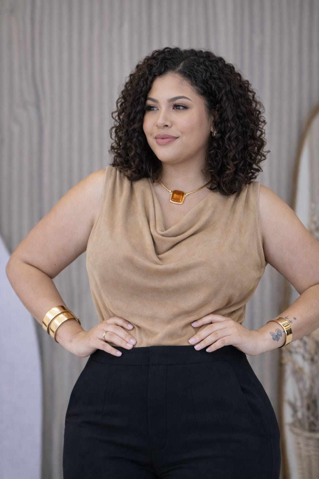 Blusa Feminina Plus Size em Suede – Gola Degagê Elegante | Cores Variadas veste do (46 ao 48)