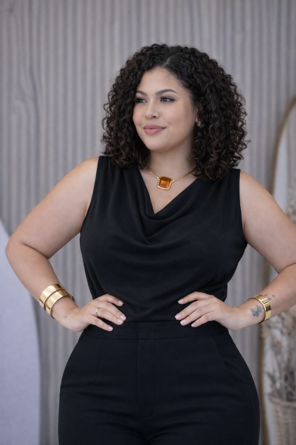 Blusa Feminina Slim em Suede – Gola Degagê Elegante | Veste 40 ao 44