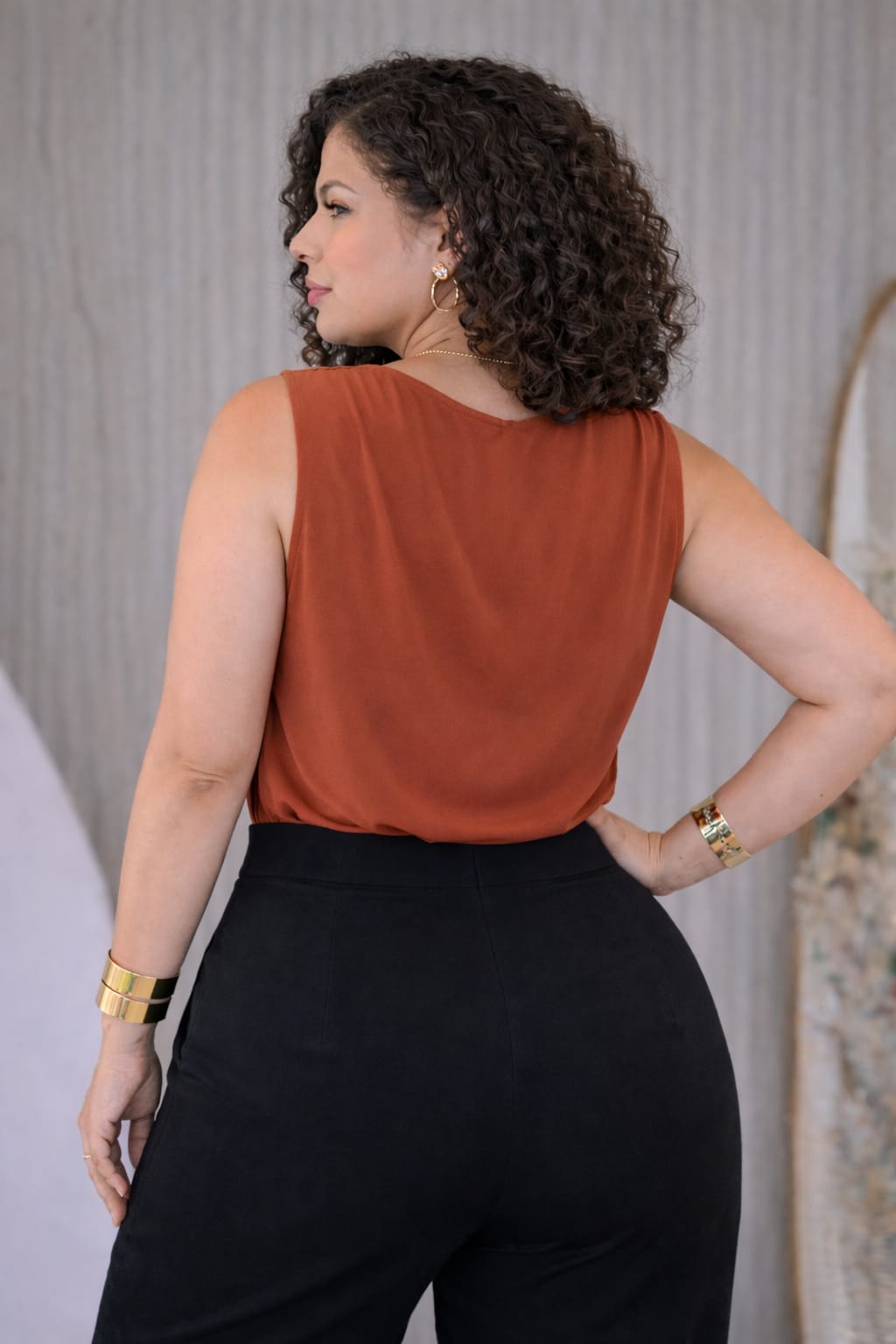 Blusa Feminina Plus Size em Suede – Gola Degagê Elegante | Cores Variadas veste do (46 ao 48)