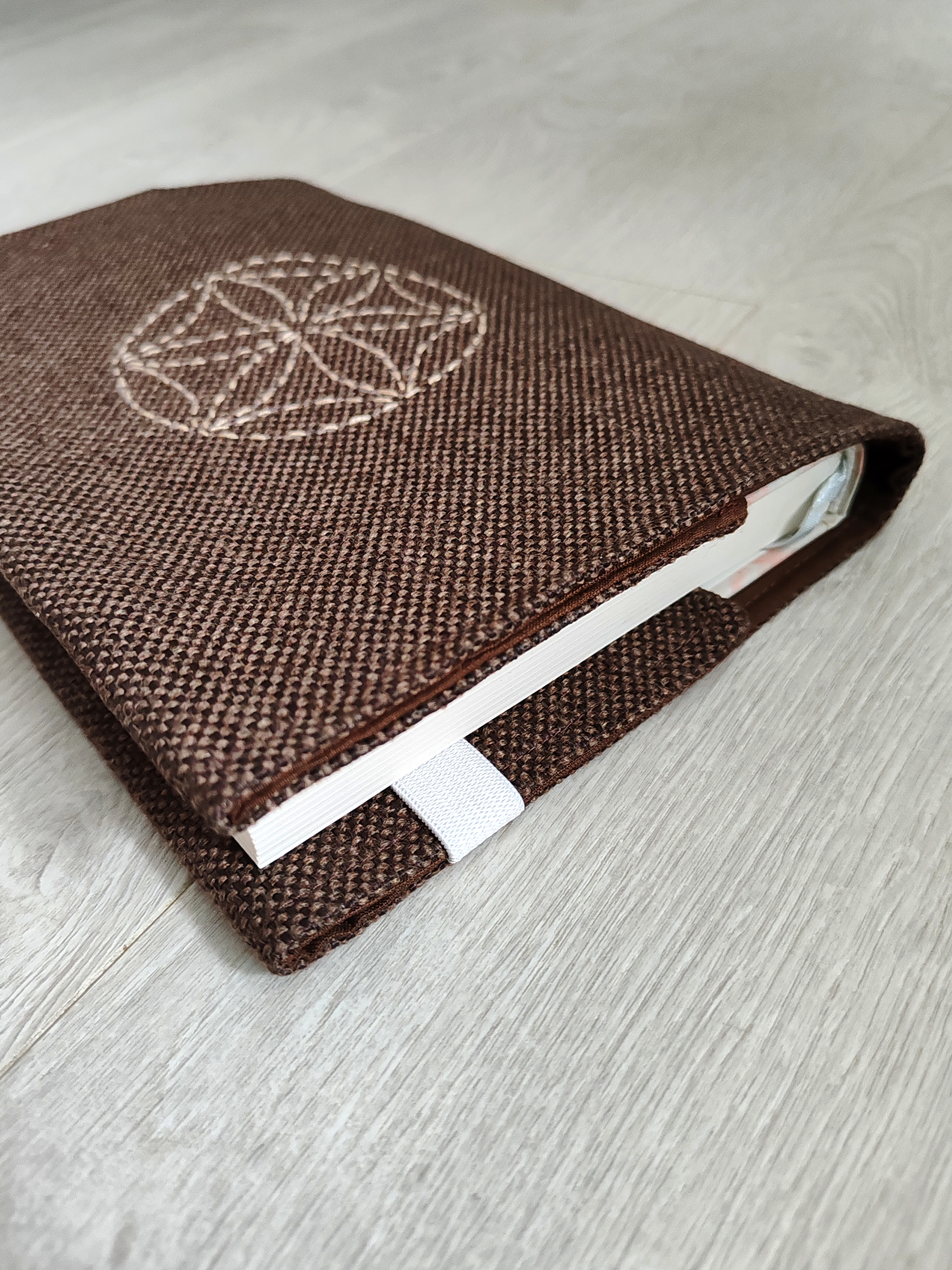 Płócienny otulacz na książkę w stylu japońskim z haftem sashiko