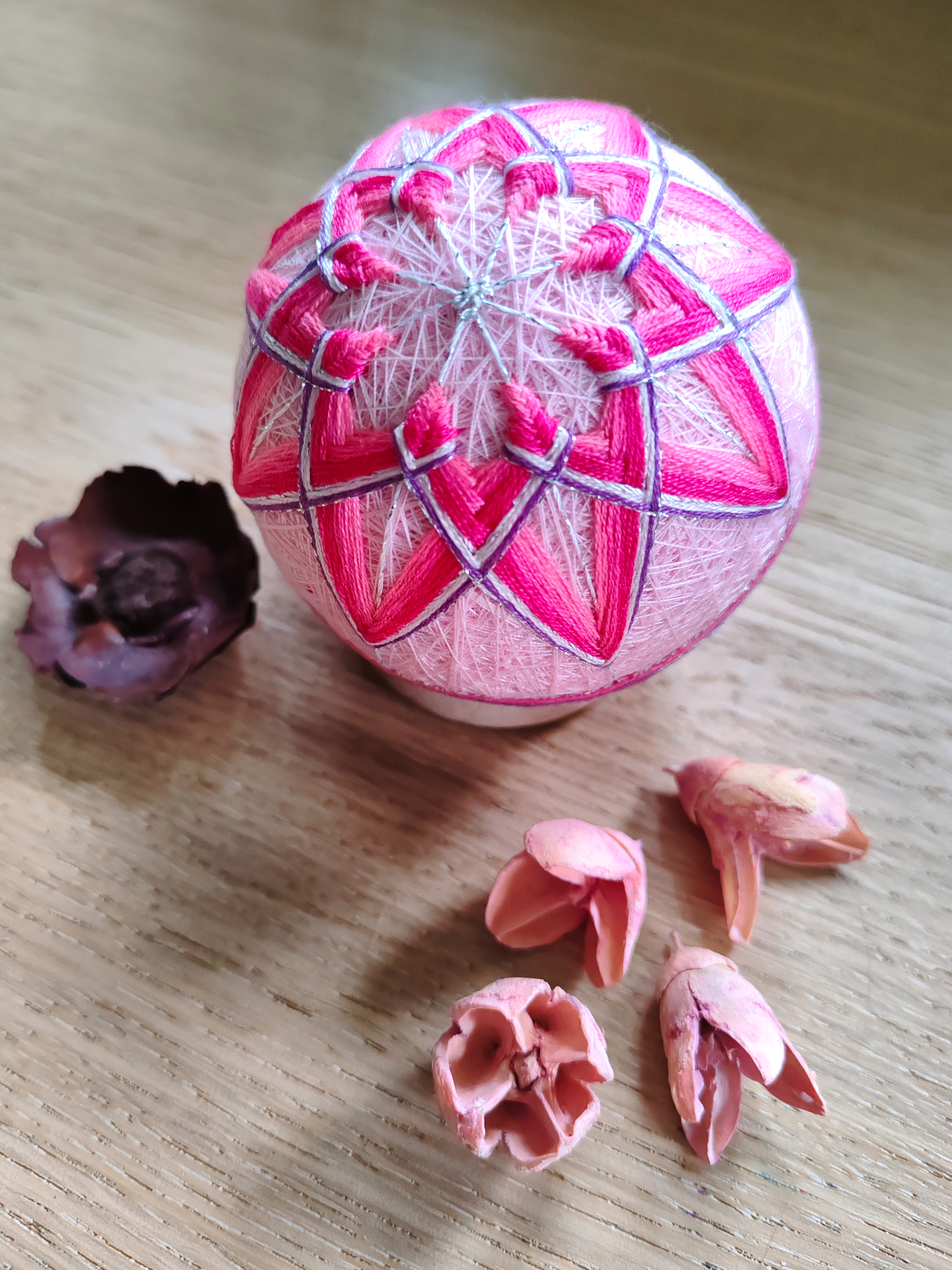 Ręcznie wyszywana kula temari M 8 cm - MIŁOŚĆ