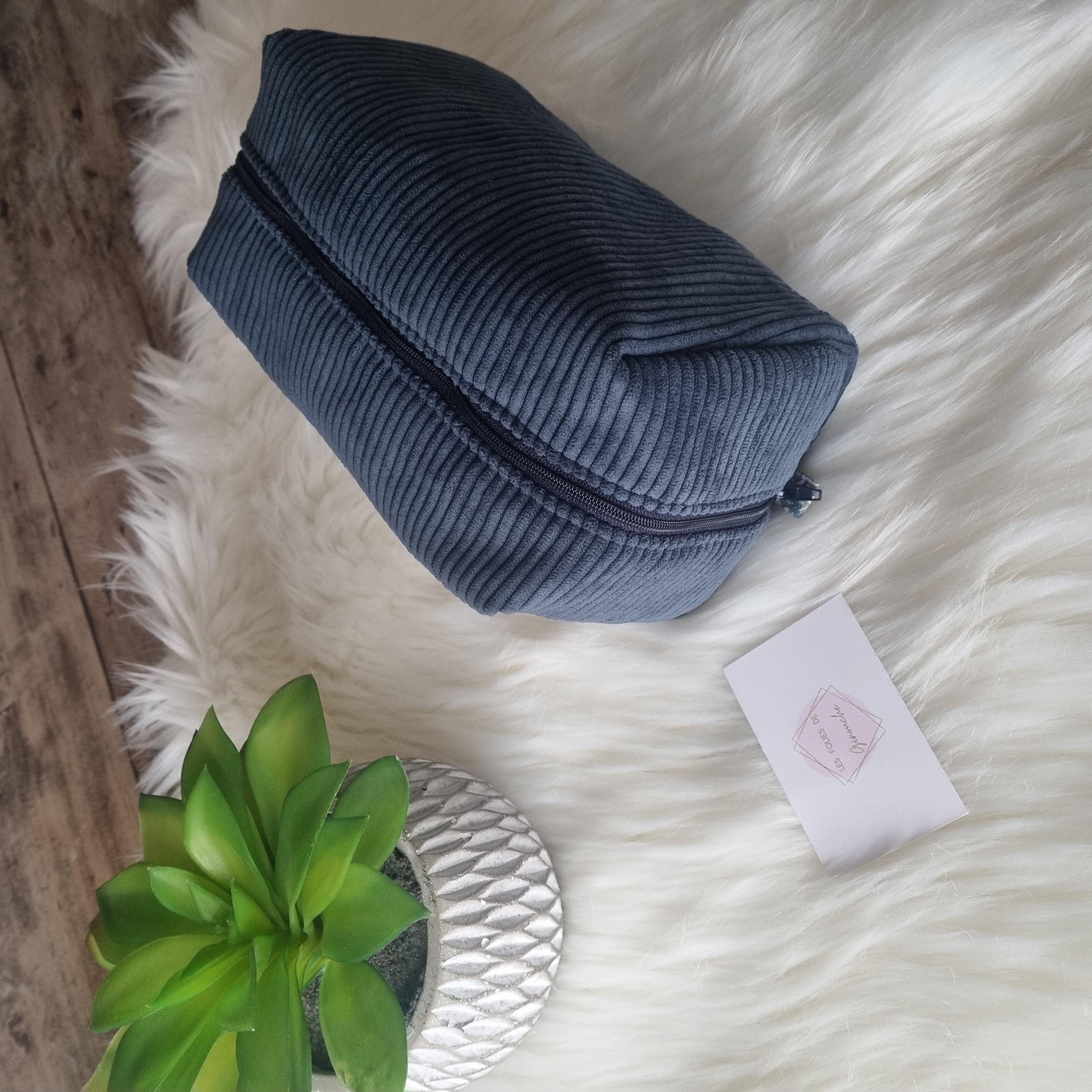 TROUSSE DE TOILETTE EN VELOURS COTELÉ BLEU NUIT