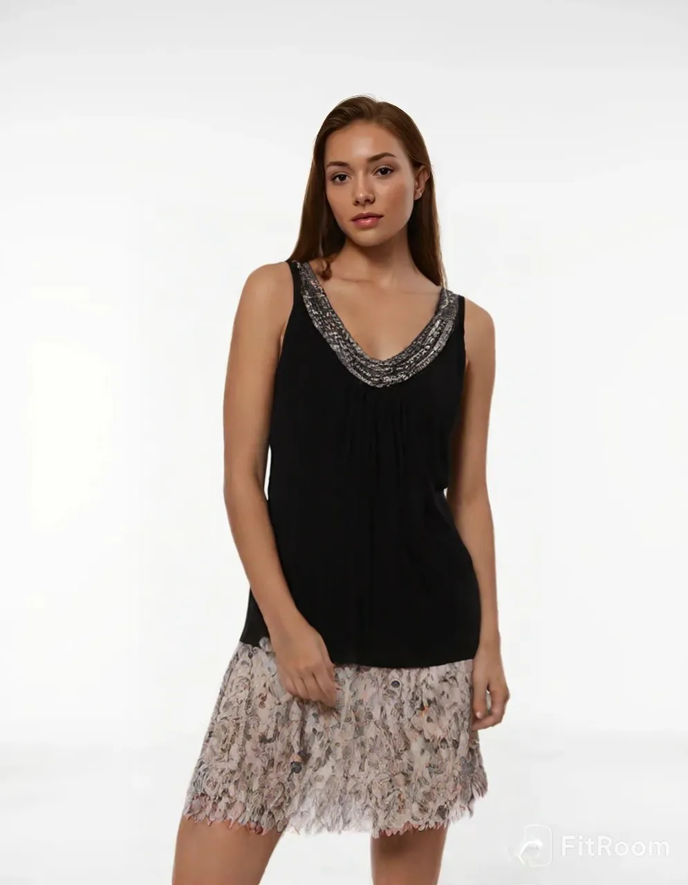 Blusa negra con escote decorado