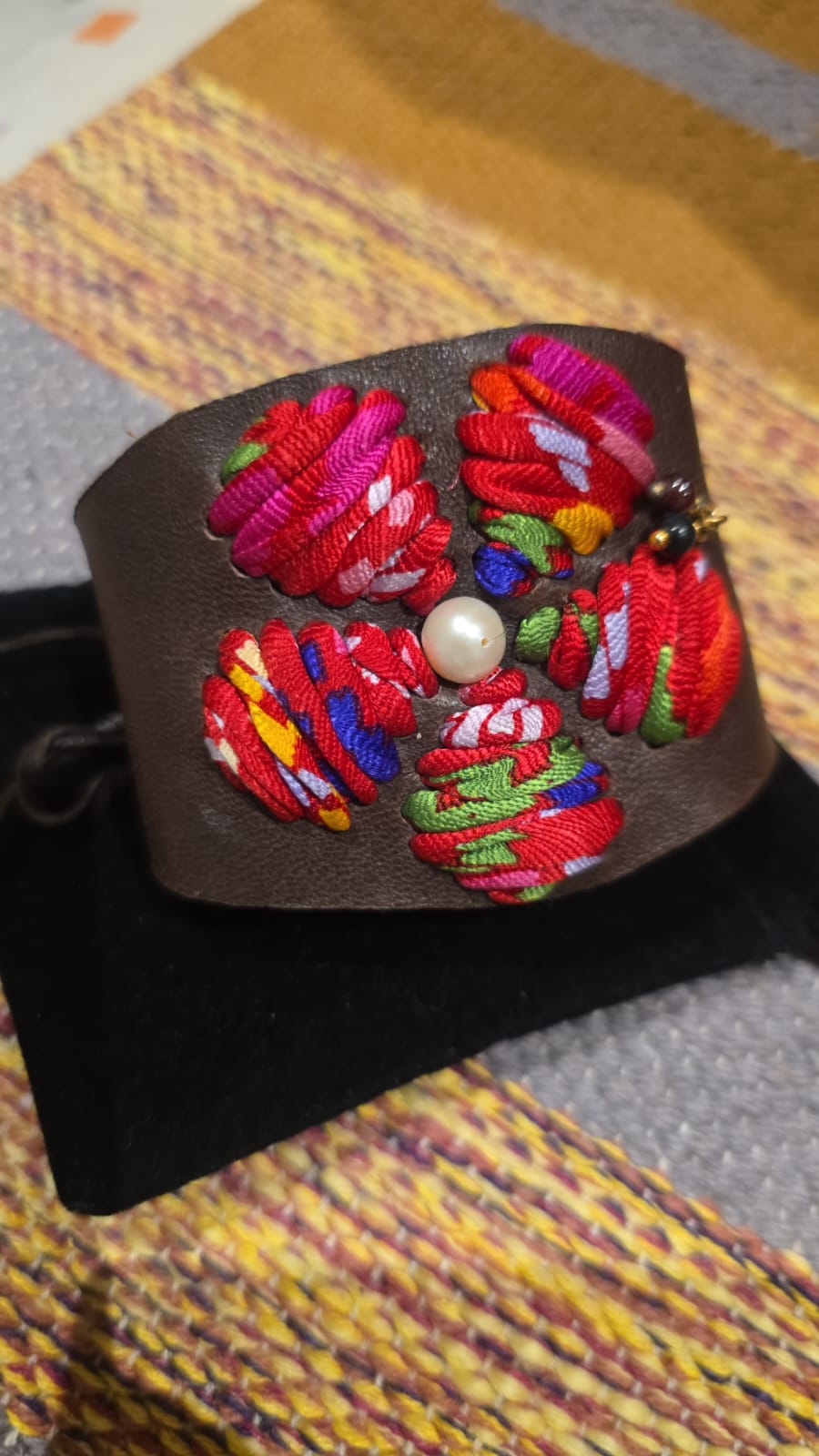 Pulsera artesanal bordada