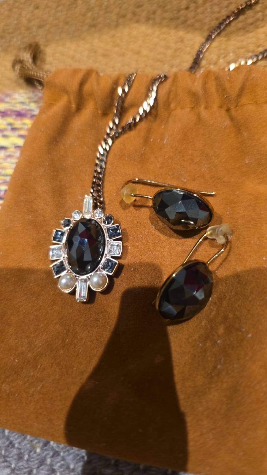 Set de collar y aretes elegantes