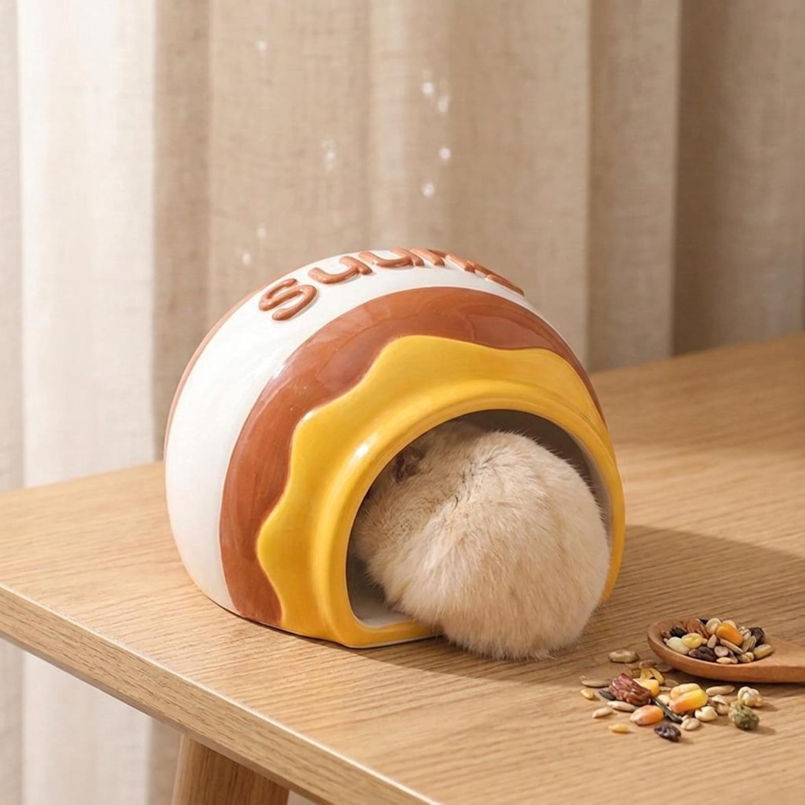 Honey pot shaped golden hamster cooling and sleeping nest, cartoon pet ice house, ceramic nest