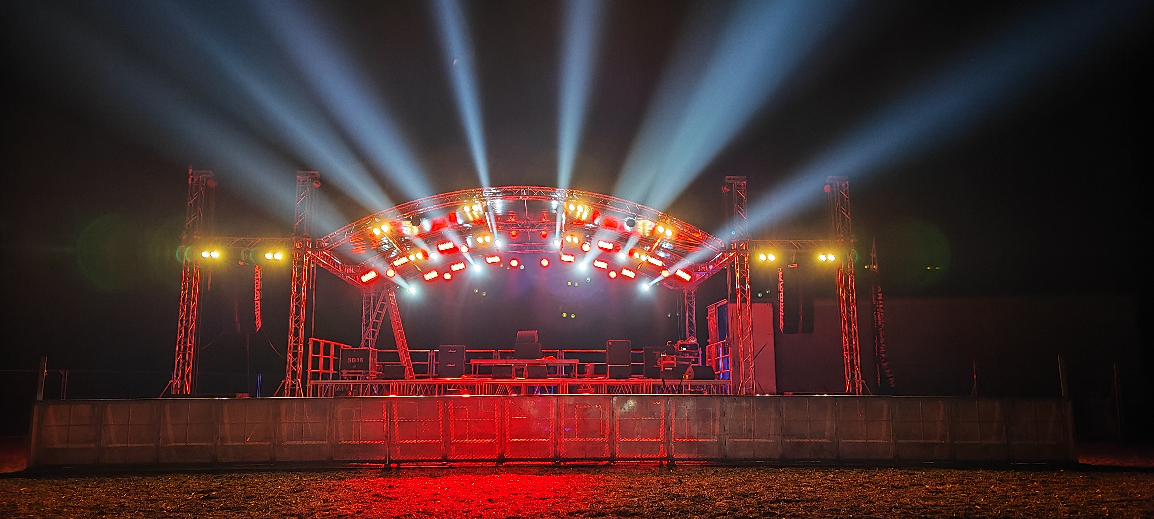 Scène complète 70m² + Line array support + Perche