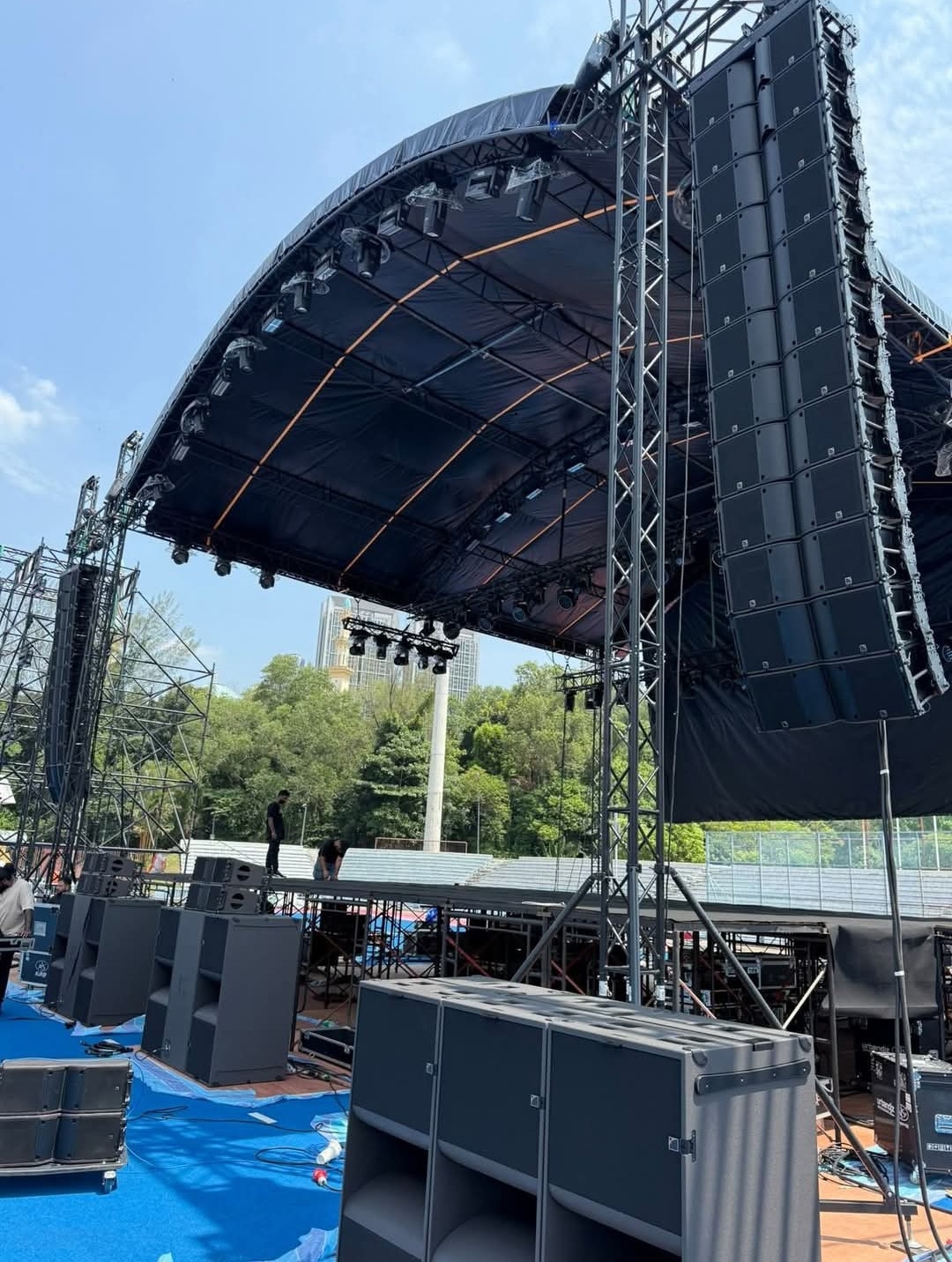 Scène complète 70m² + Line array support + Perche