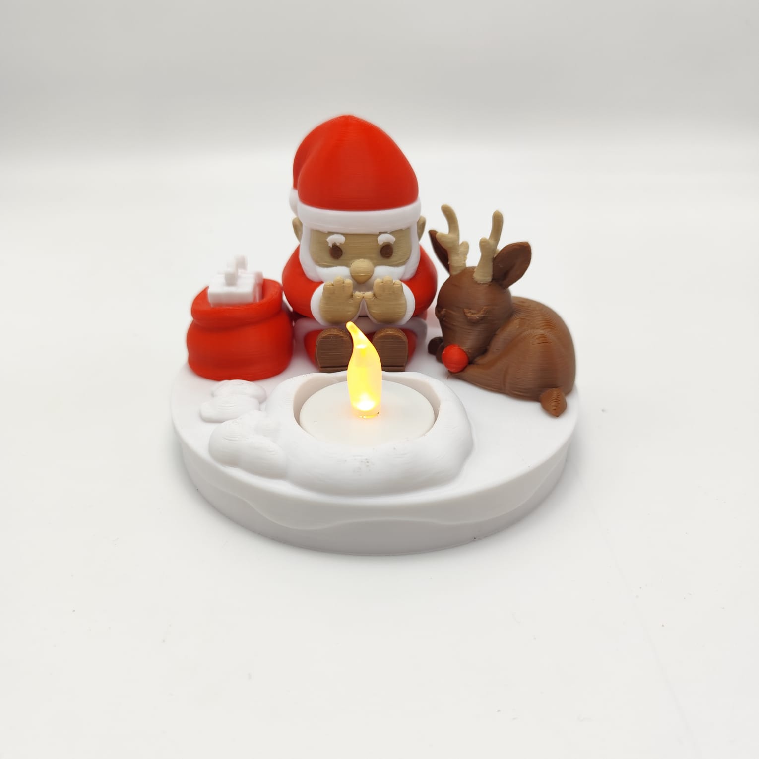 Santa und Rentier auf Schneebasis