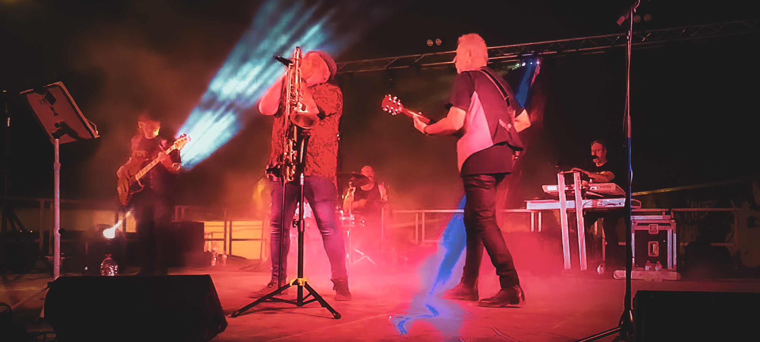 Actucion con equipo de luz y sonido