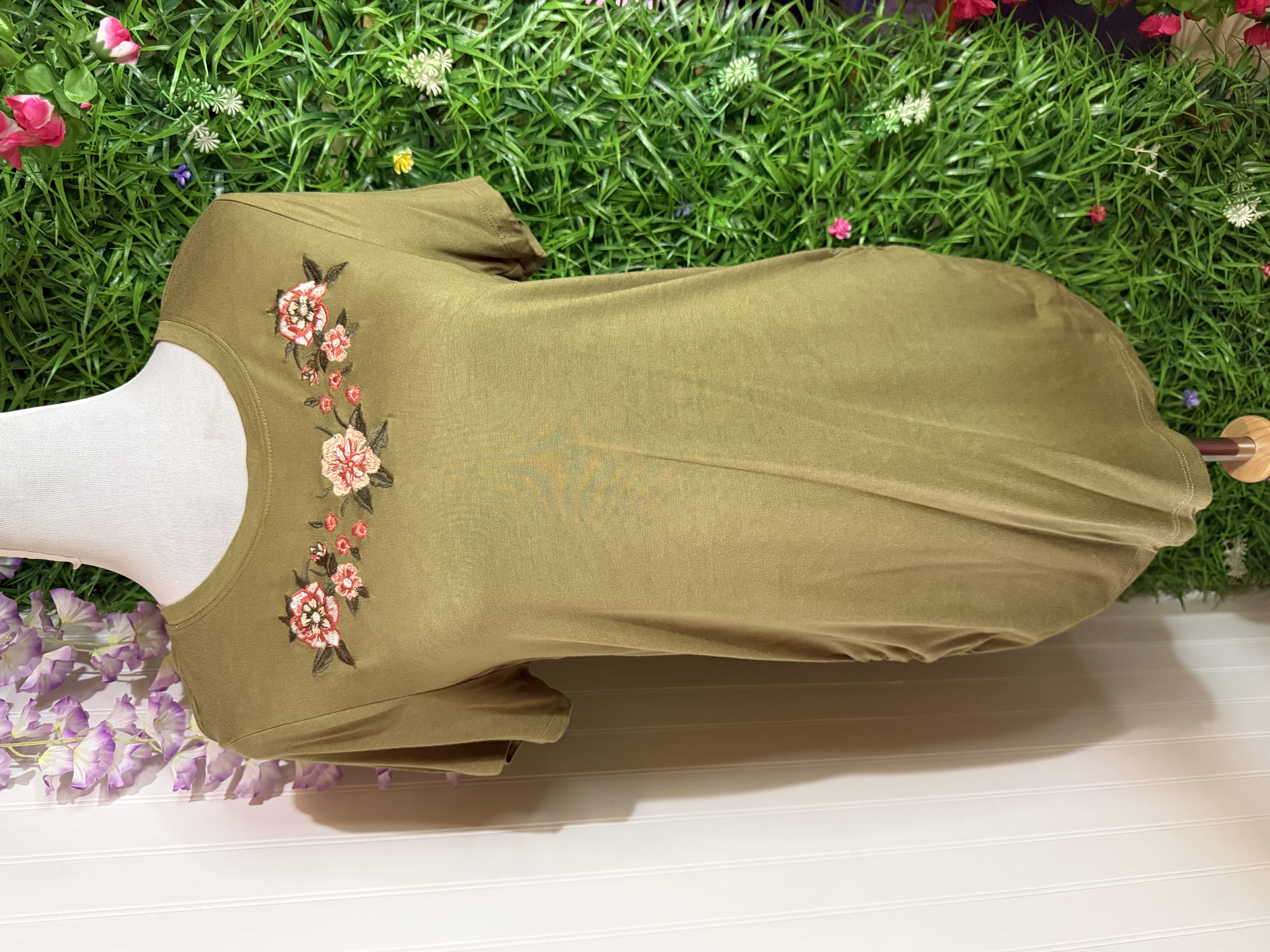 Polera de Mujer con Detalle Fruncido y Bordado Floral - Color Verde Oliva