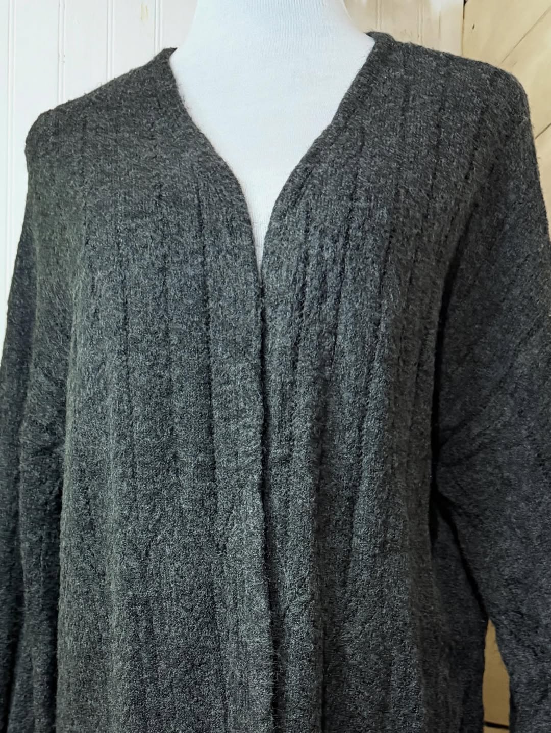 Cárdigan Largo Acanalado Gris Oscuro – Estilo Oversize