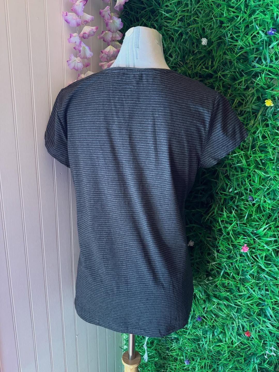 Polera Básica George Gris con Micro Rayas Horizontales