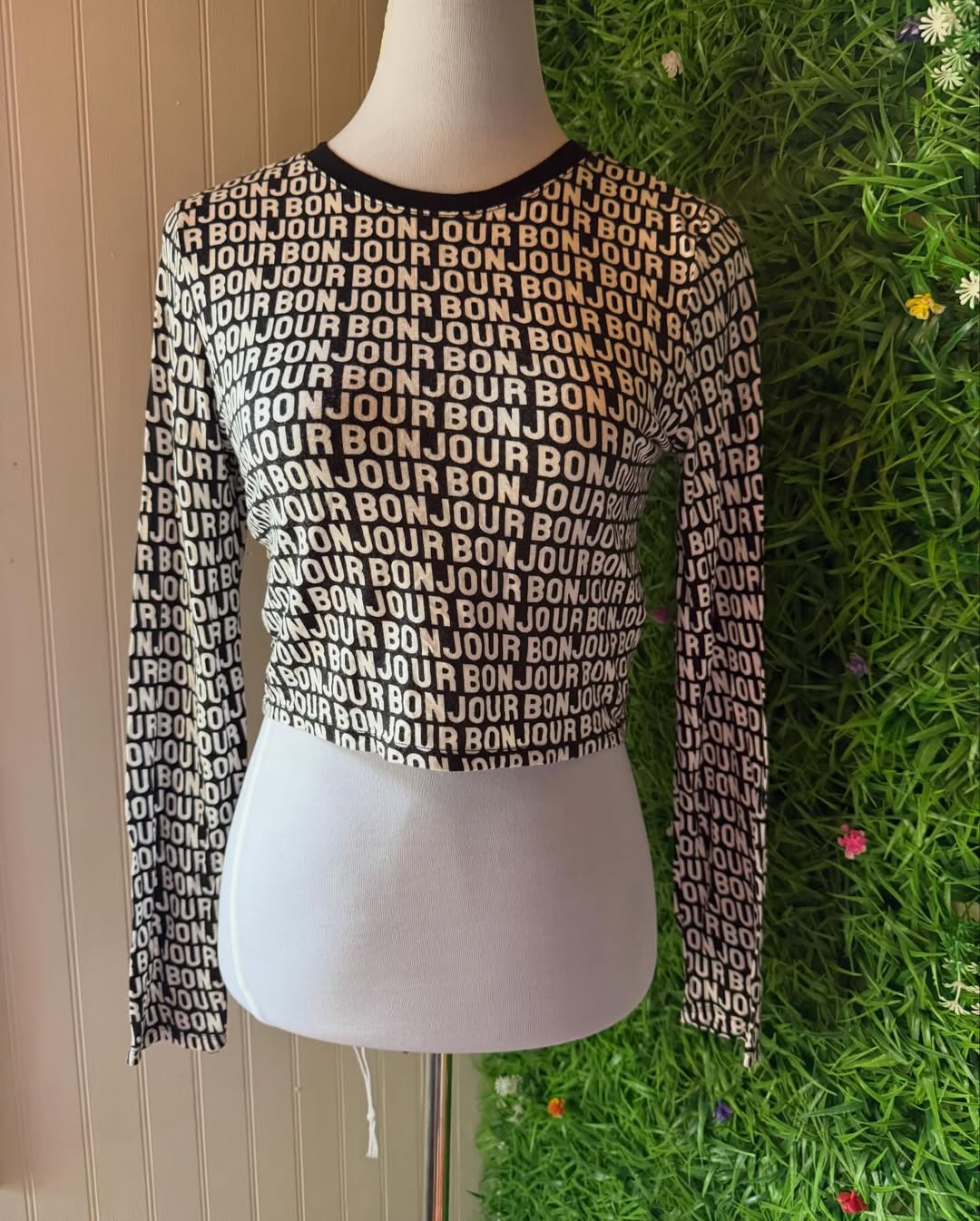 Crop Top Manga Larga "Bonjour" - Forever 21