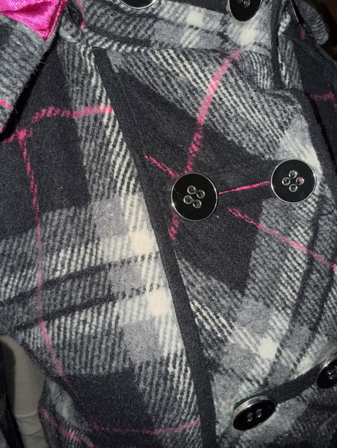 Abrigo Dollhouse Cuadrillé Gris con Detalles Fucsia