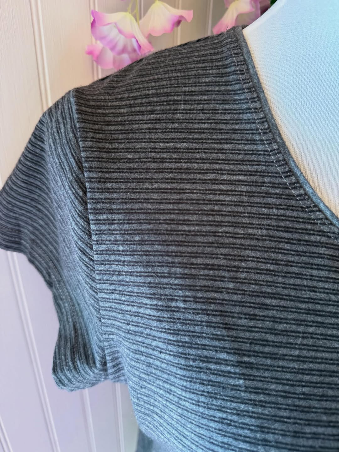 Polera Básica George Gris con Micro Rayas Horizontales