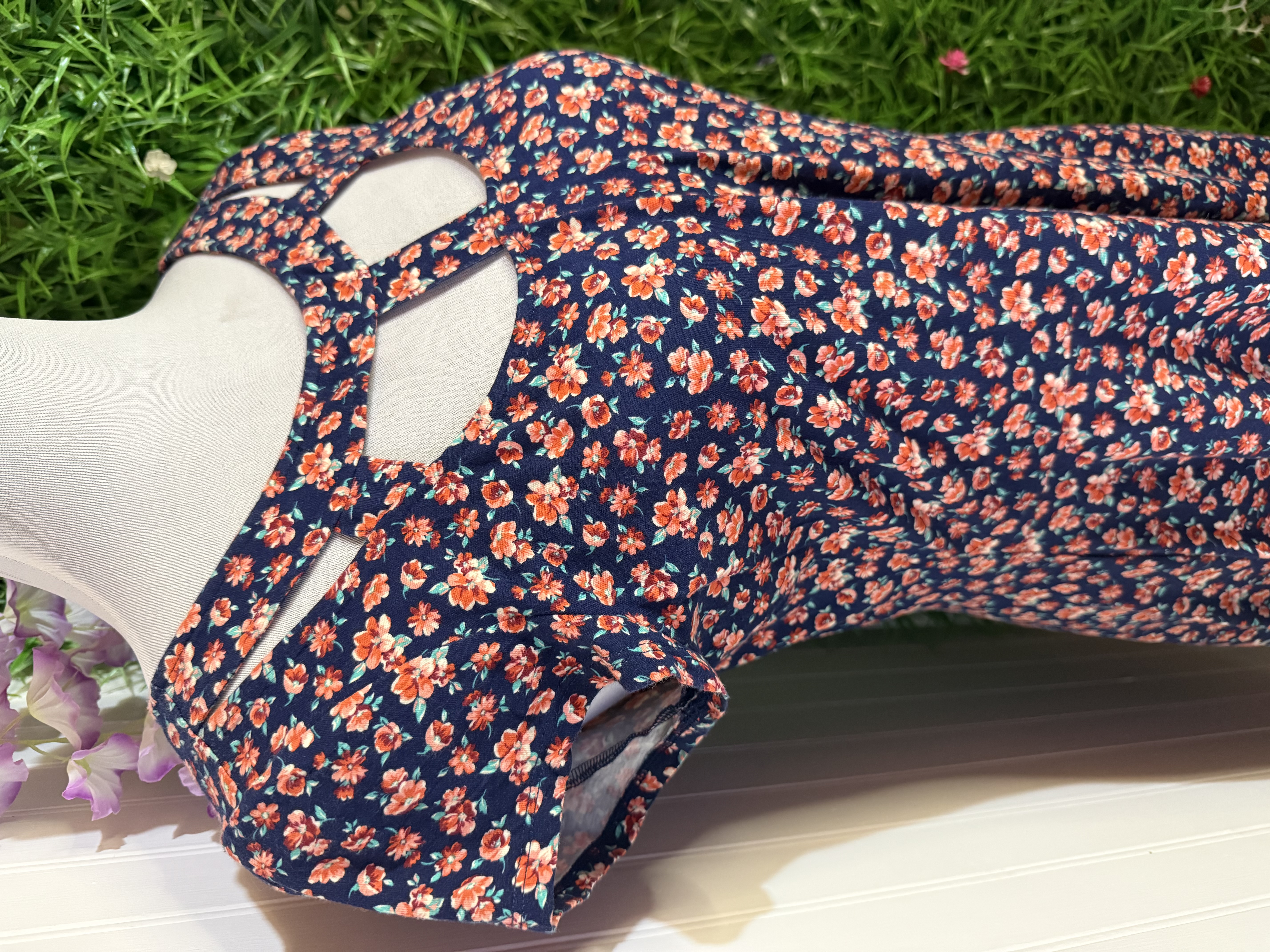 Vestido Floreado American Eagle - Detalle Cut-Out