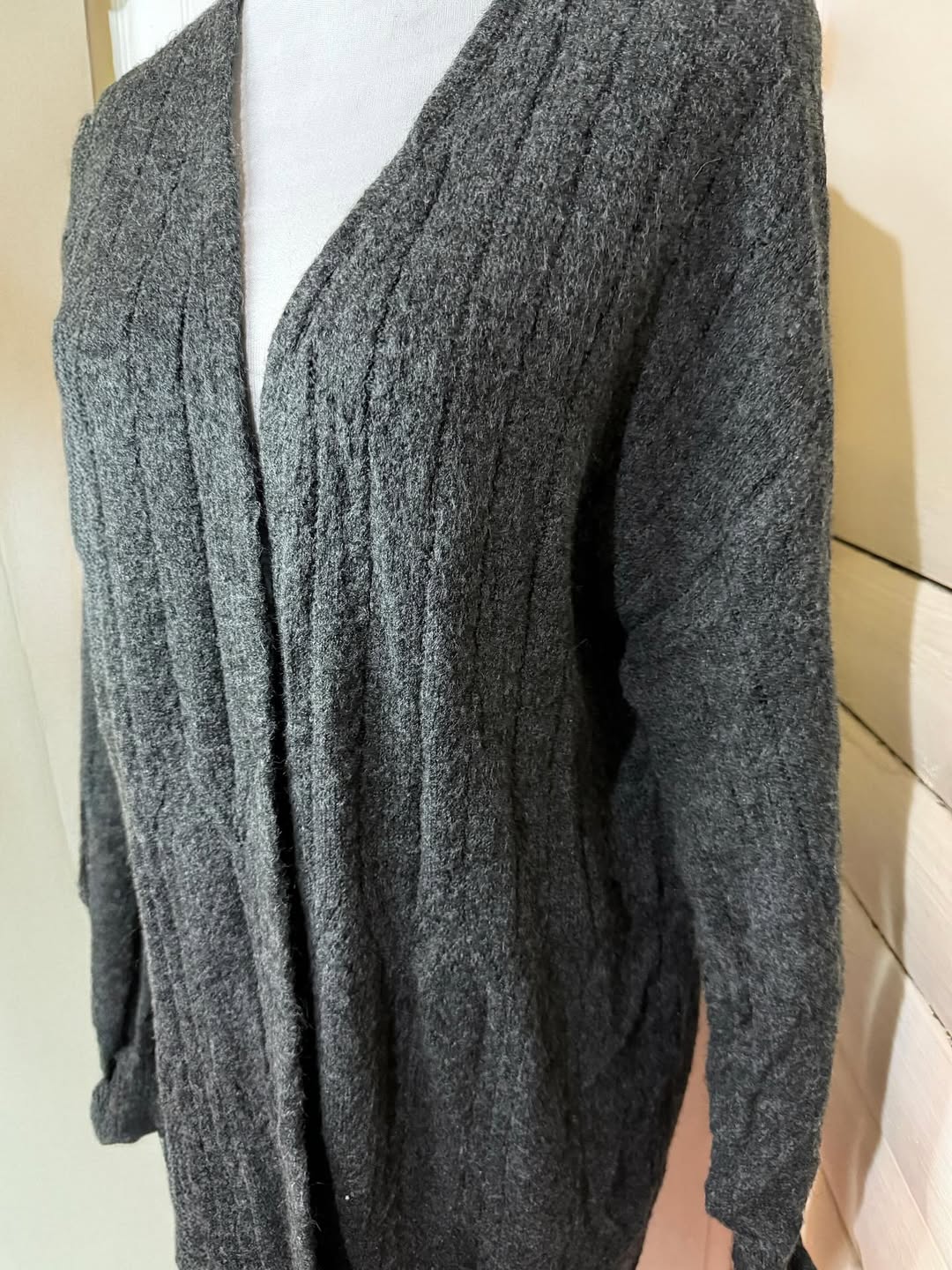 Cárdigan Largo Acanalado Gris Oscuro – Estilo Oversize