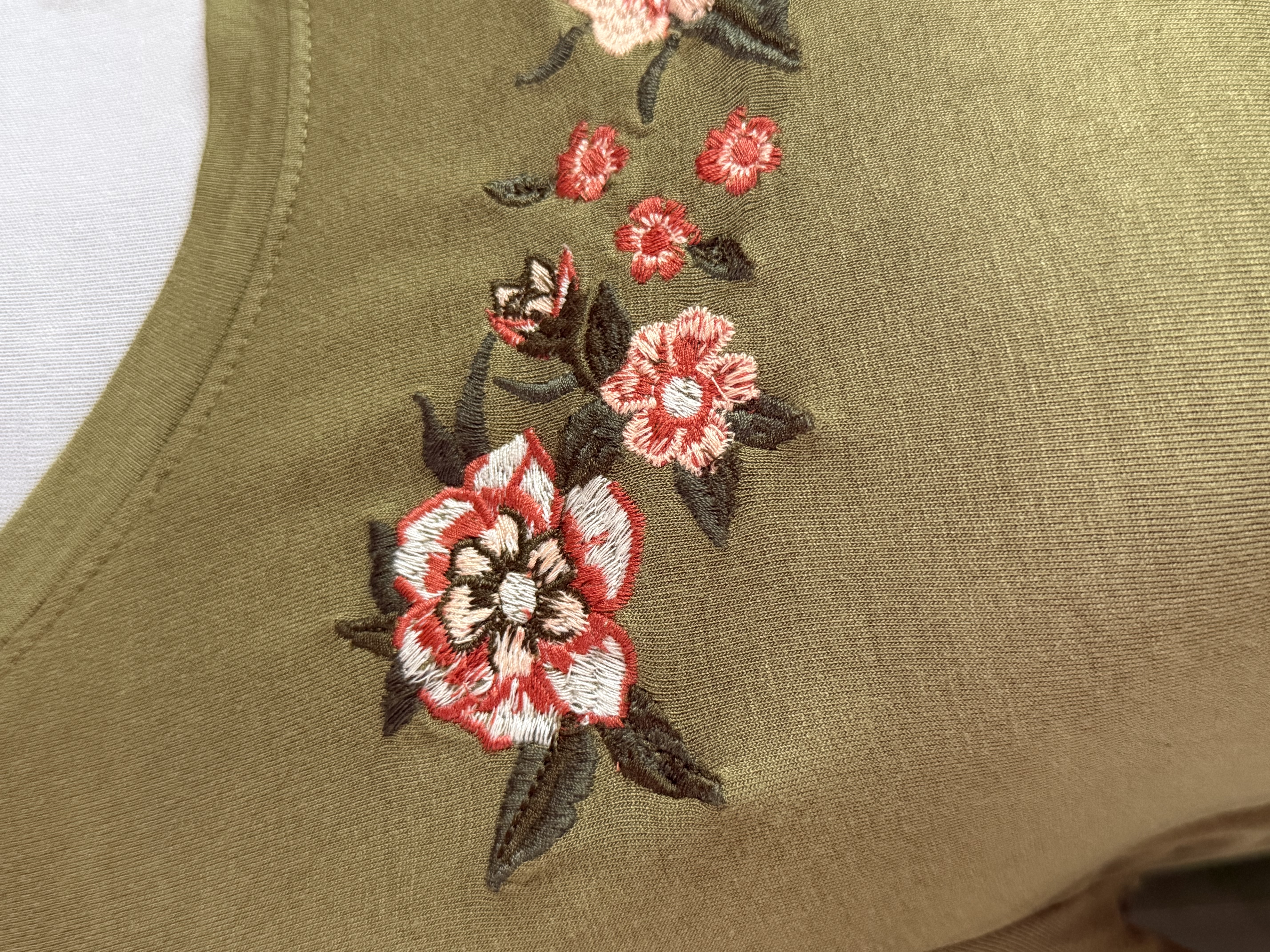 Polera de Mujer con Detalle Fruncido y Bordado Floral - Color Verde Oliva