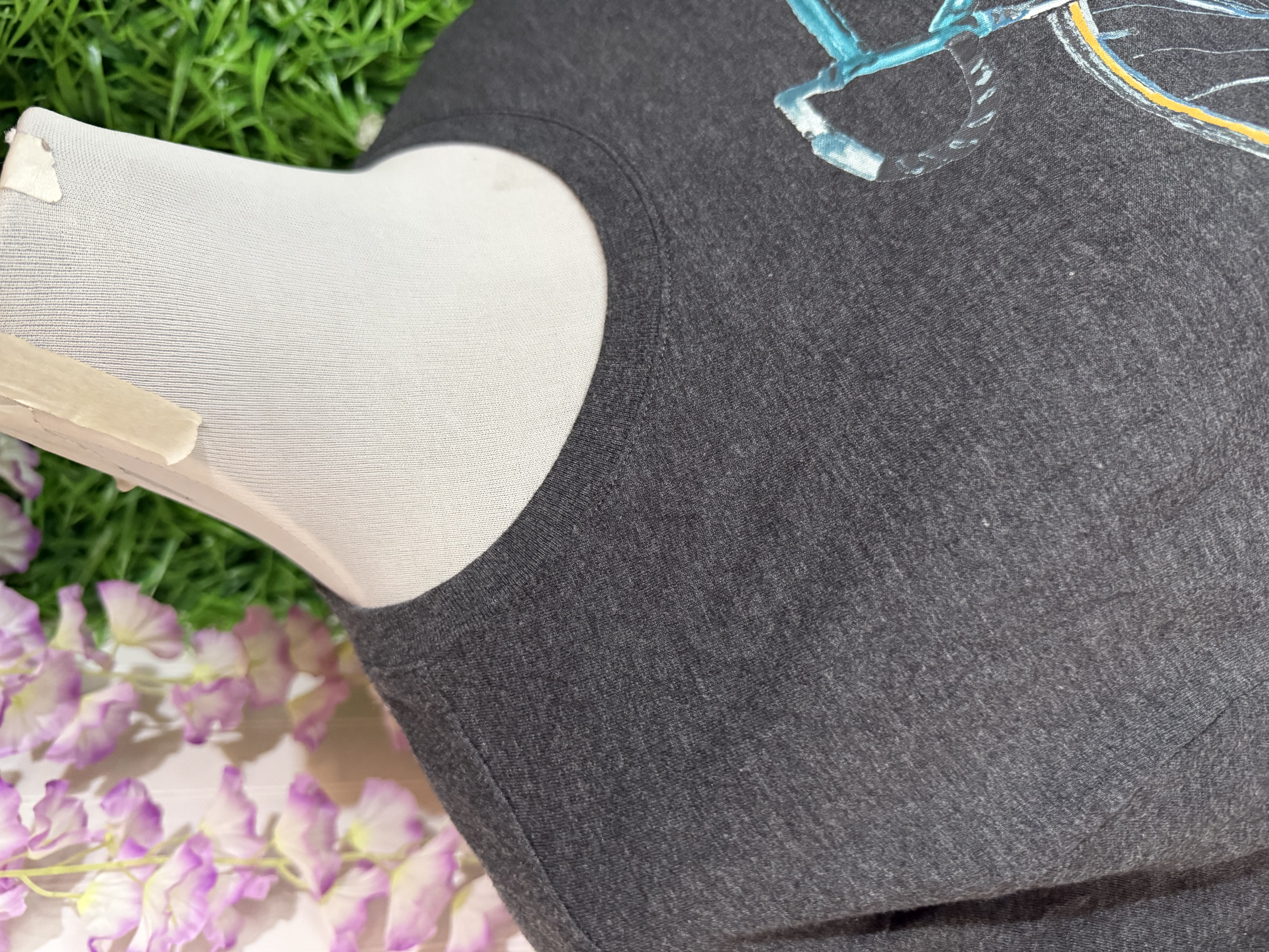 Polera Banana Republic Gris con Gráfico de Bicicleta