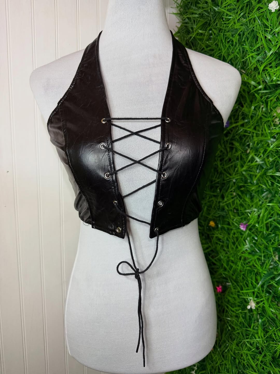 Crop Top Efecto Cuero con Cordones Frontales