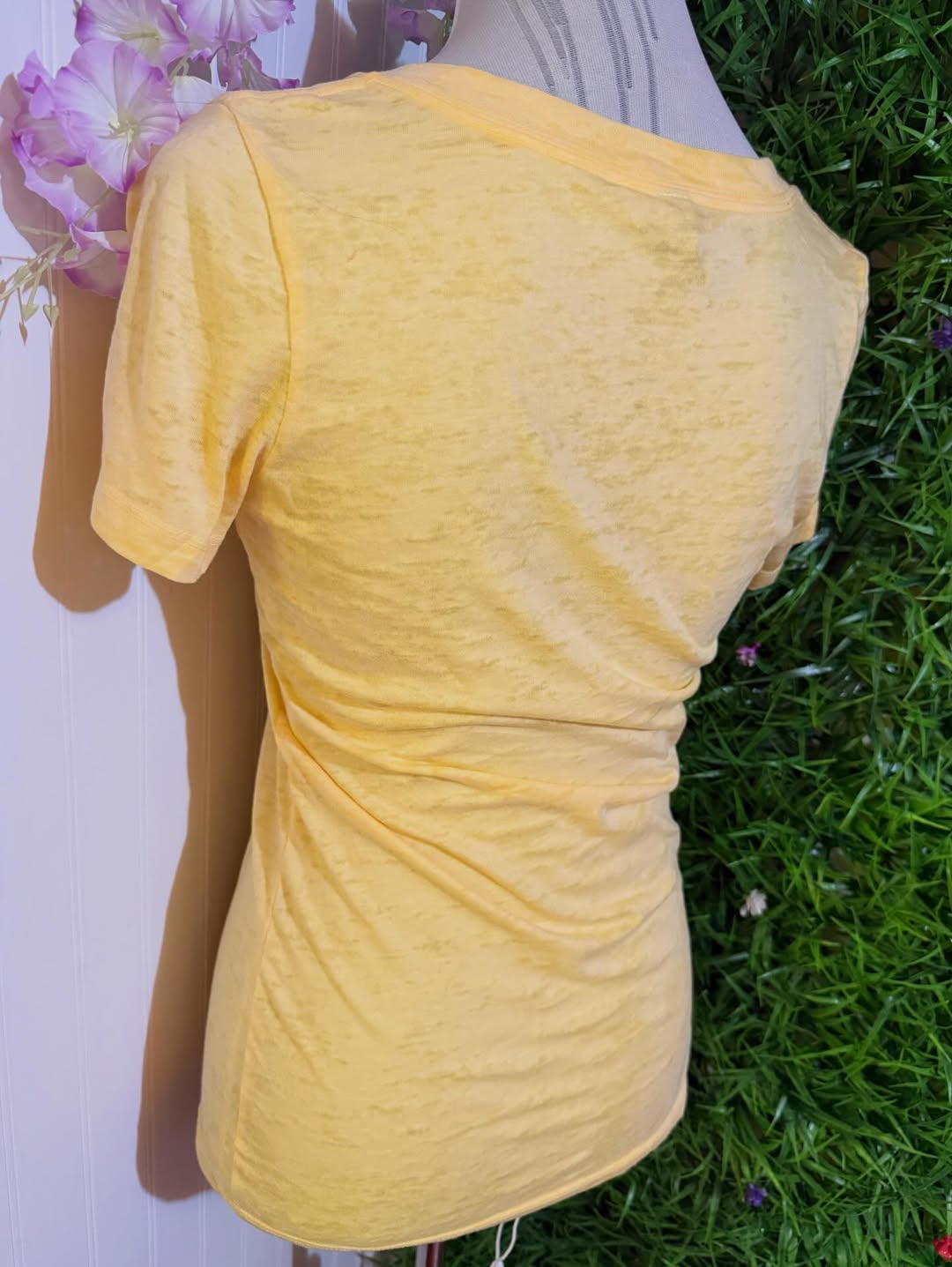 Polera Next Level Amarilla Pastel - Escote en V