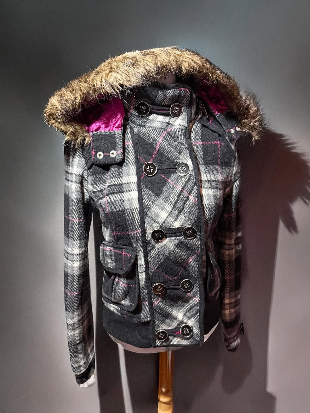 Abrigo Dollhouse Cuadrillé Gris con Detalles Fucsia