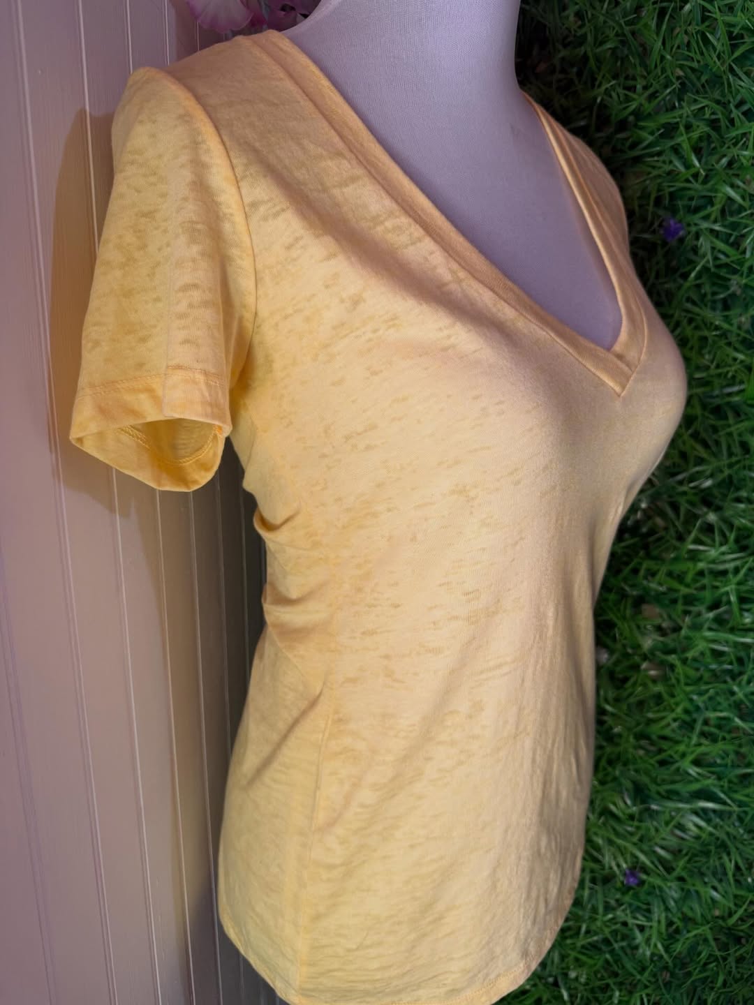 Polera Next Level Amarilla Pastel - Escote en V