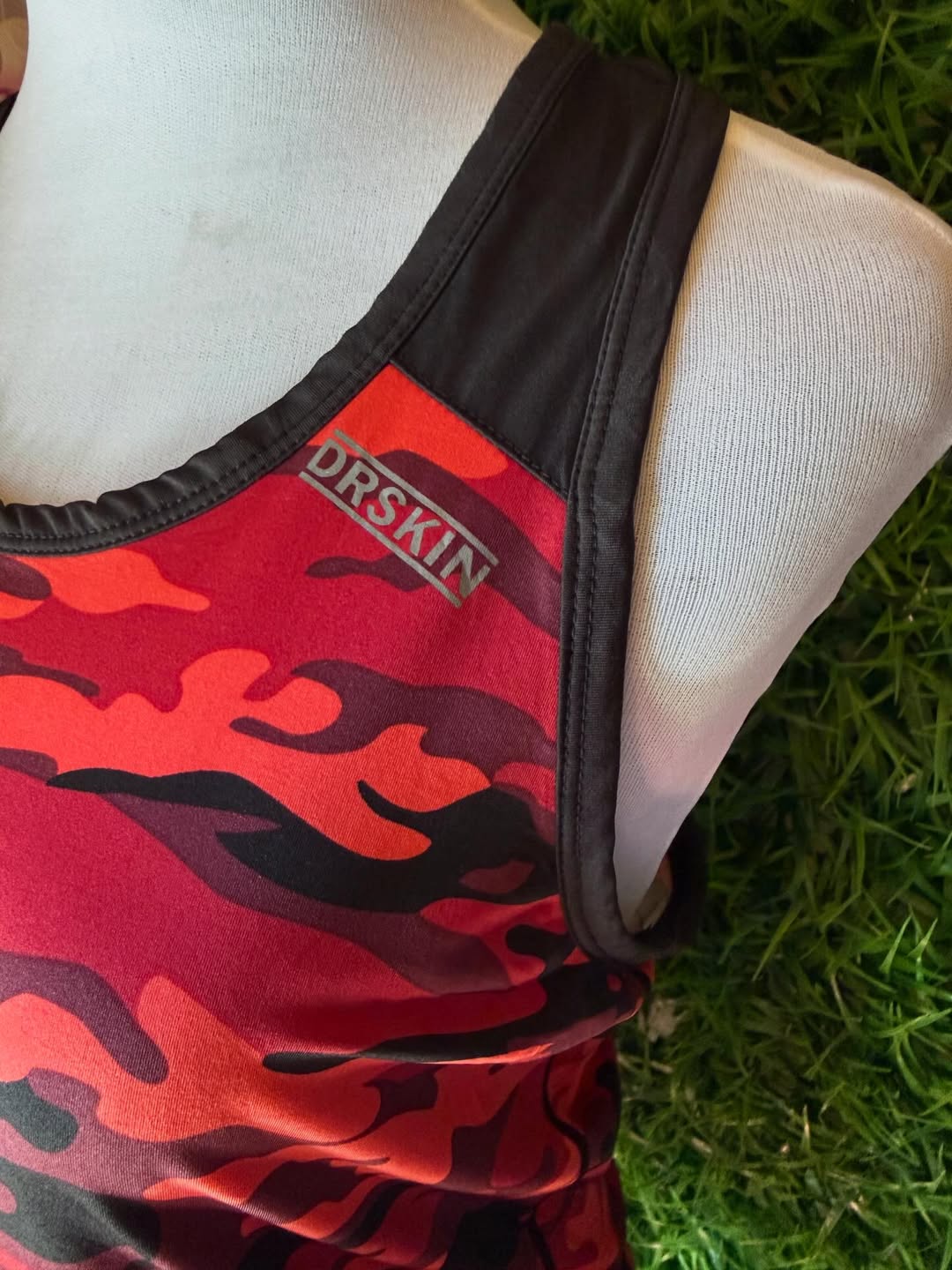 Musculosa Deportiva DRSKIN – Camuflaje Rojo y Negro