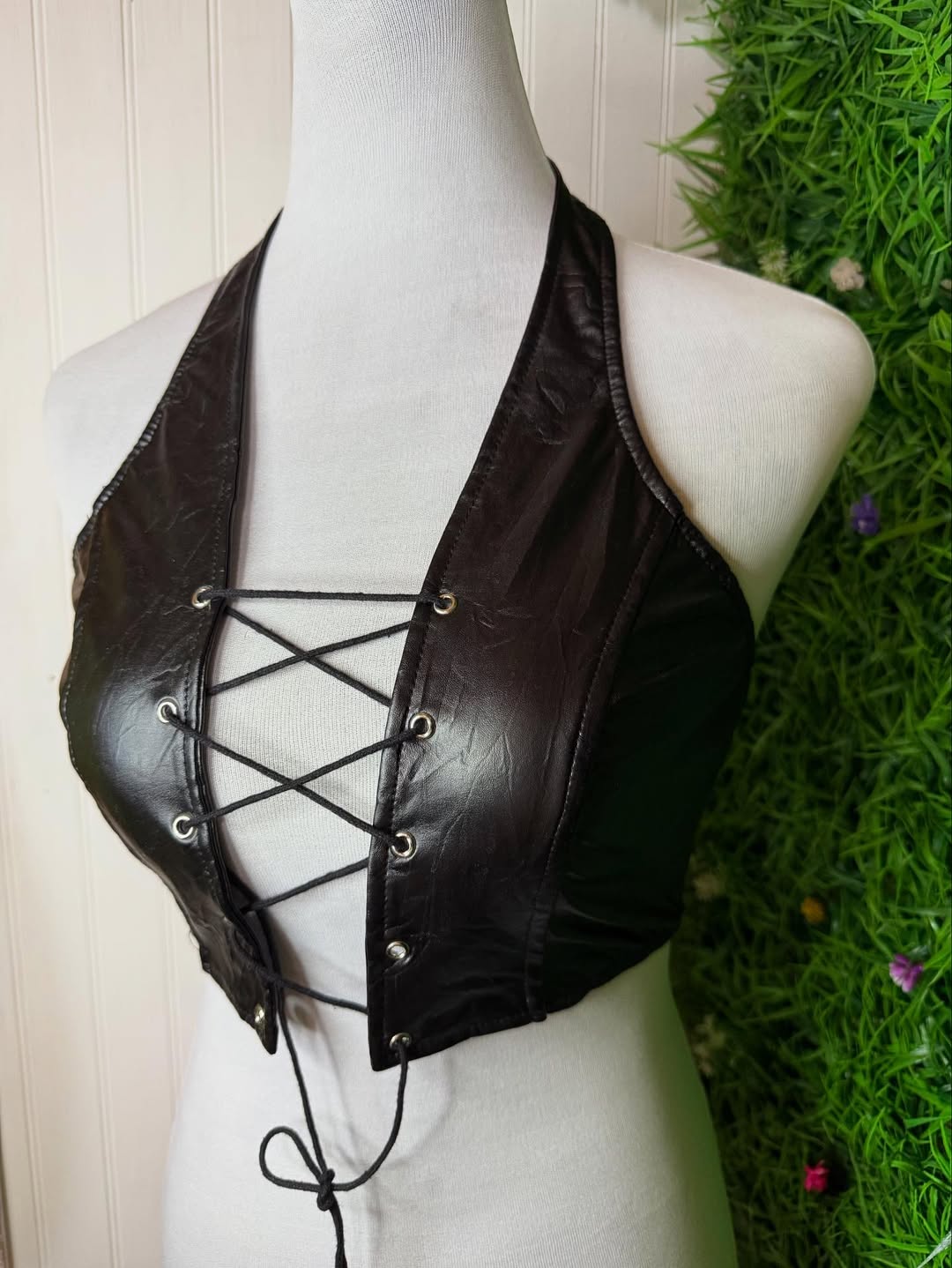 Crop Top Efecto Cuero con Cordones Frontales