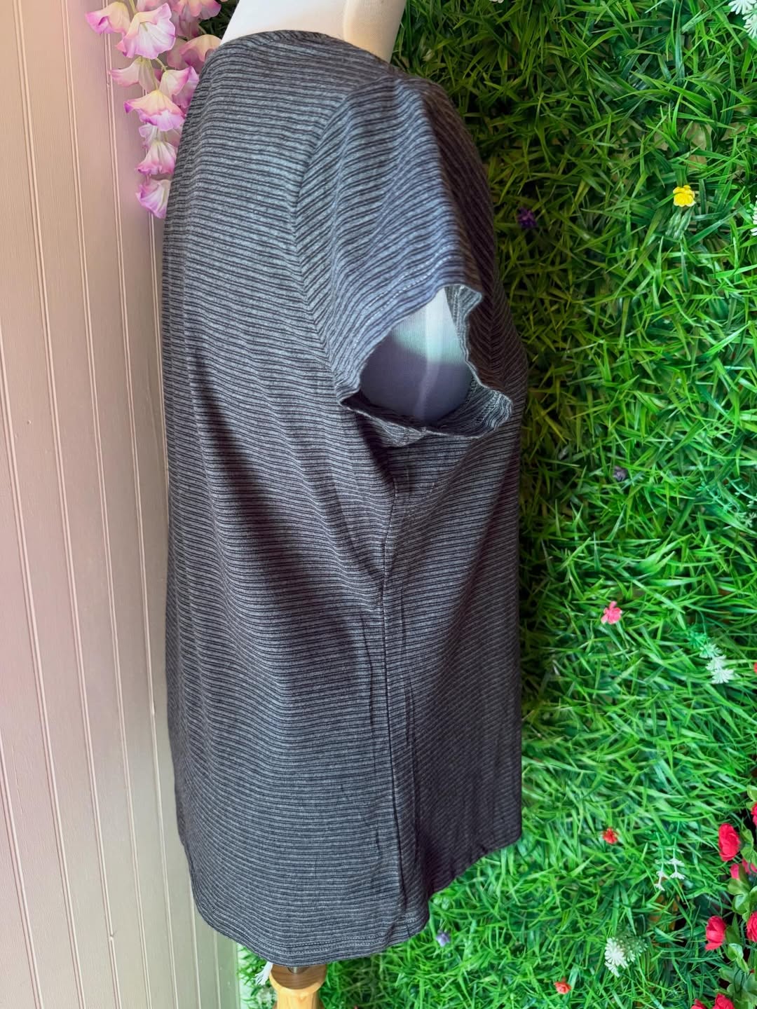 Polera Básica George Gris con Micro Rayas Horizontales