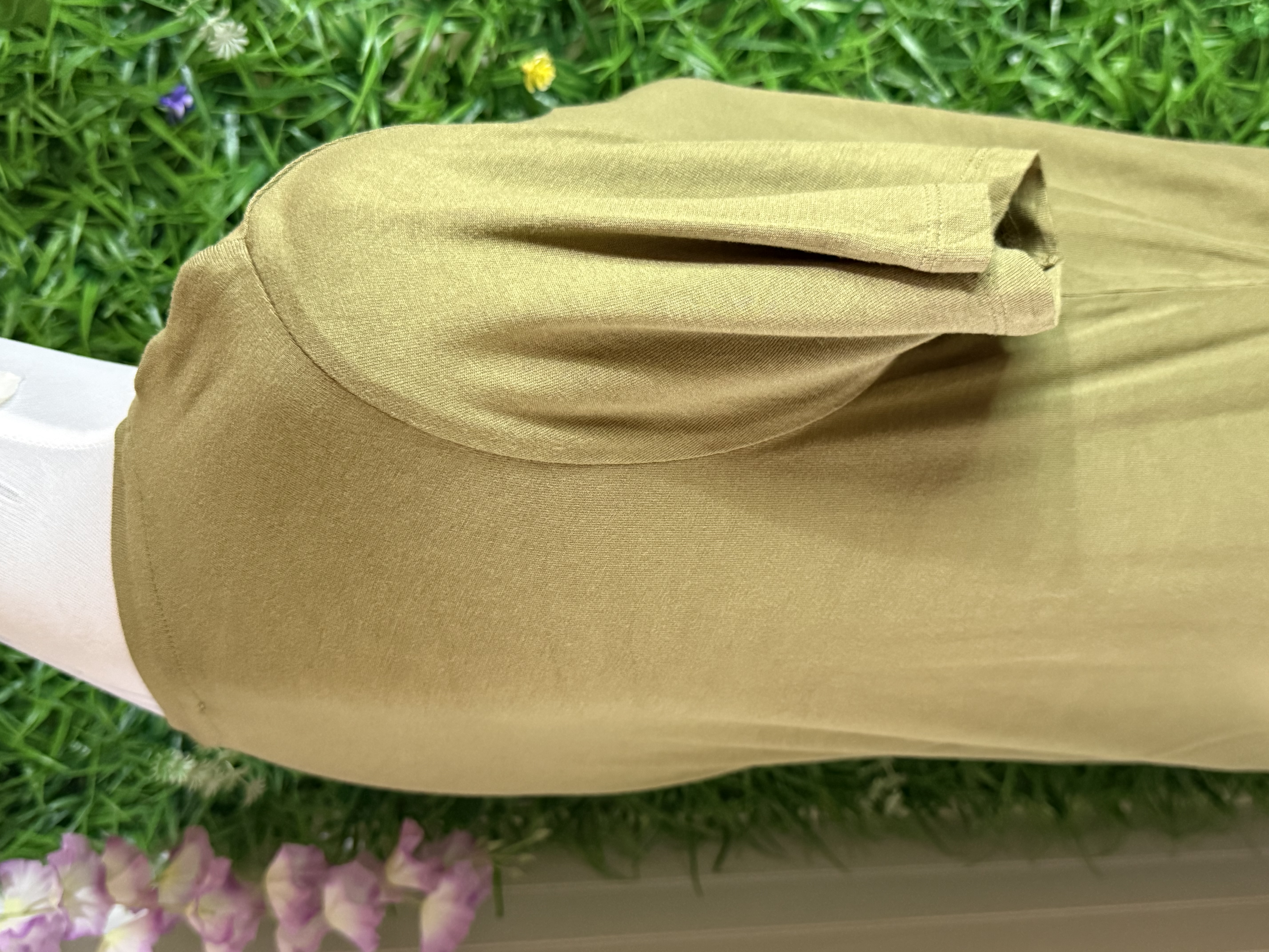 Polera de Mujer con Detalle Fruncido y Bordado Floral - Color Verde Oliva