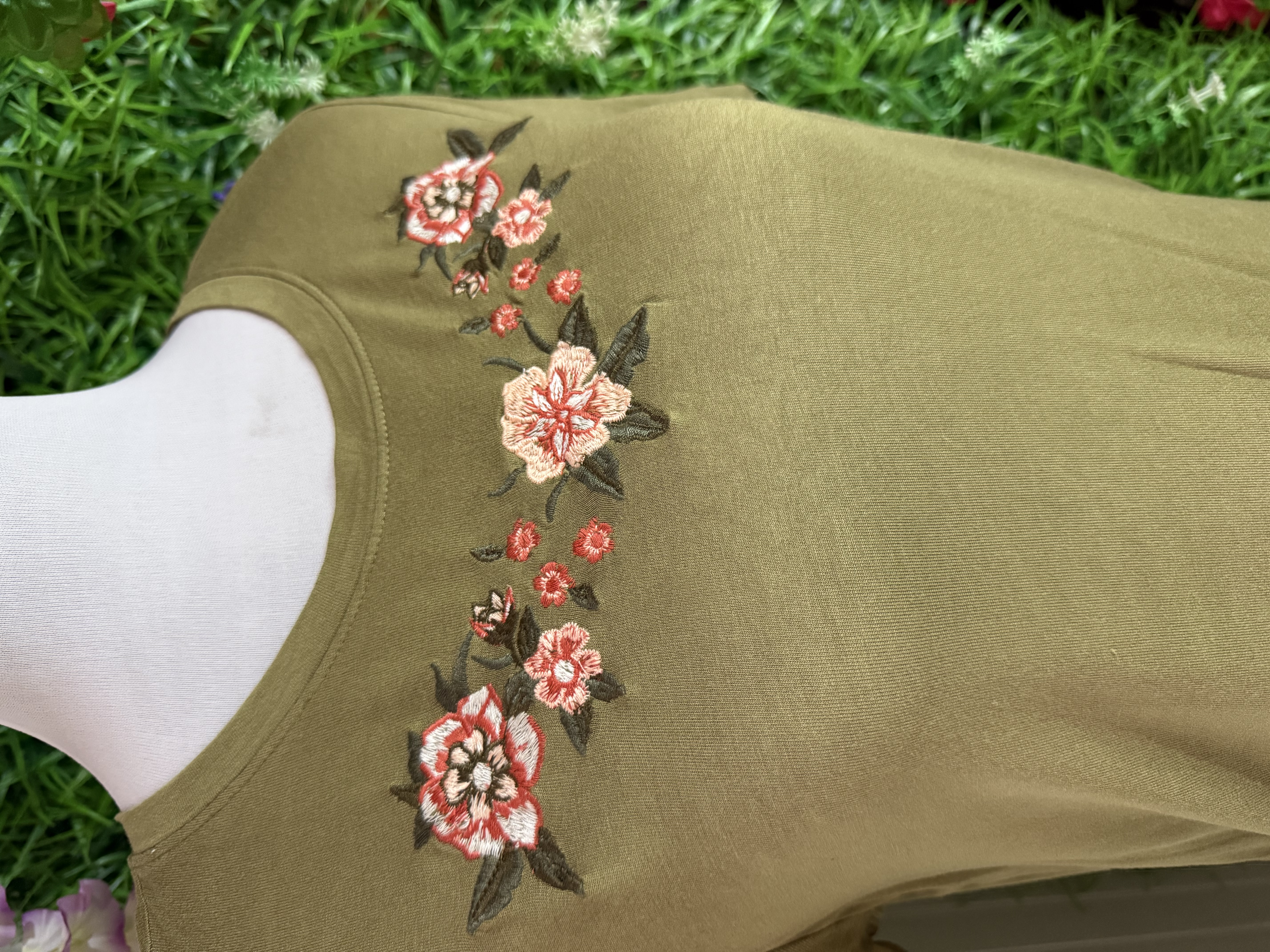 Polera de Mujer con Detalle Fruncido y Bordado Floral - Color Verde Oliva